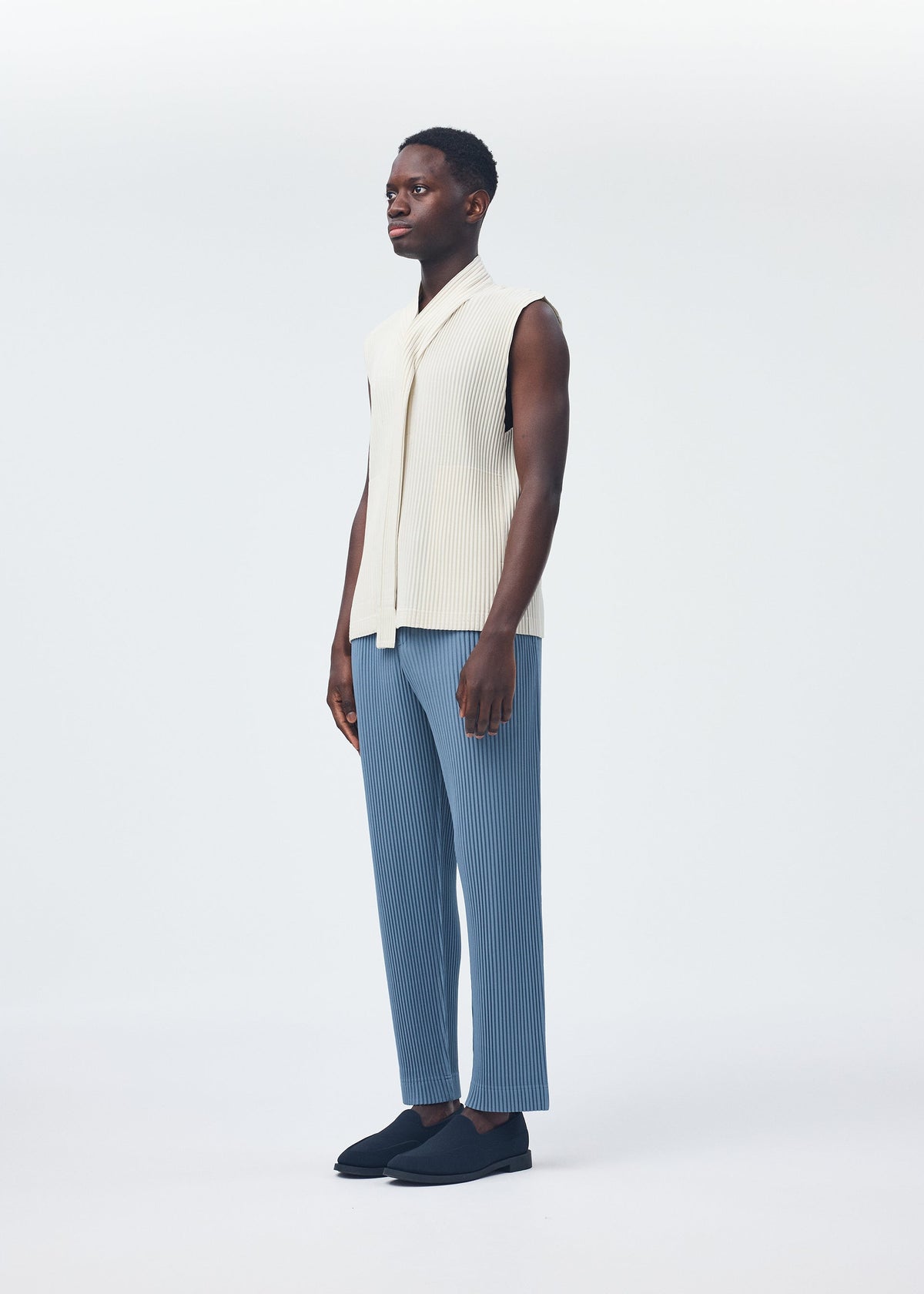A model wears the HOMME PLISSÉ ISSEY MIYAKE MONTHLY COLORS SEPTEMBER top.