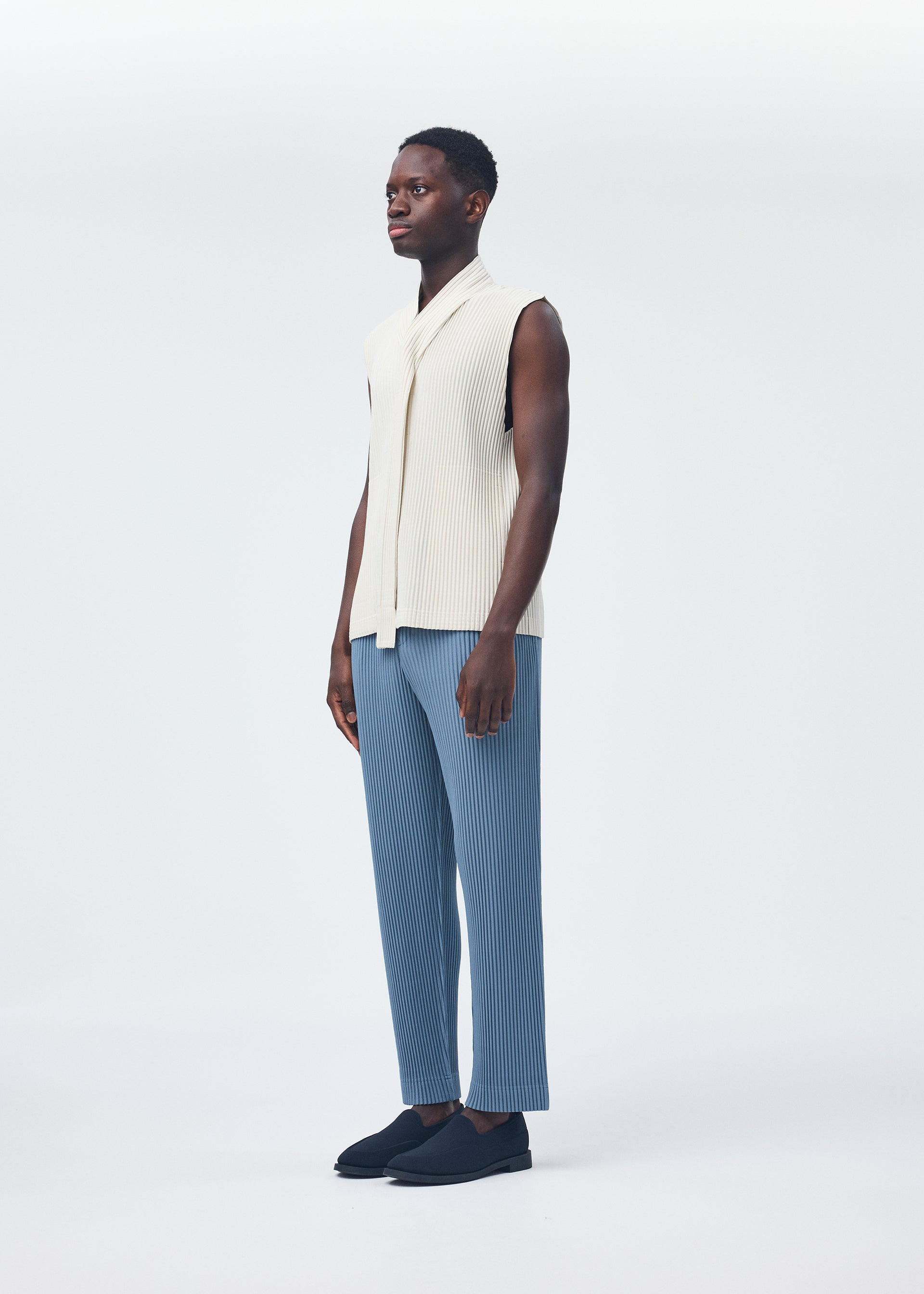 A model wears the HOMME PLISSÉ ISSEY MIYAKE MONTHLY COLORS SEPTEMBER top.