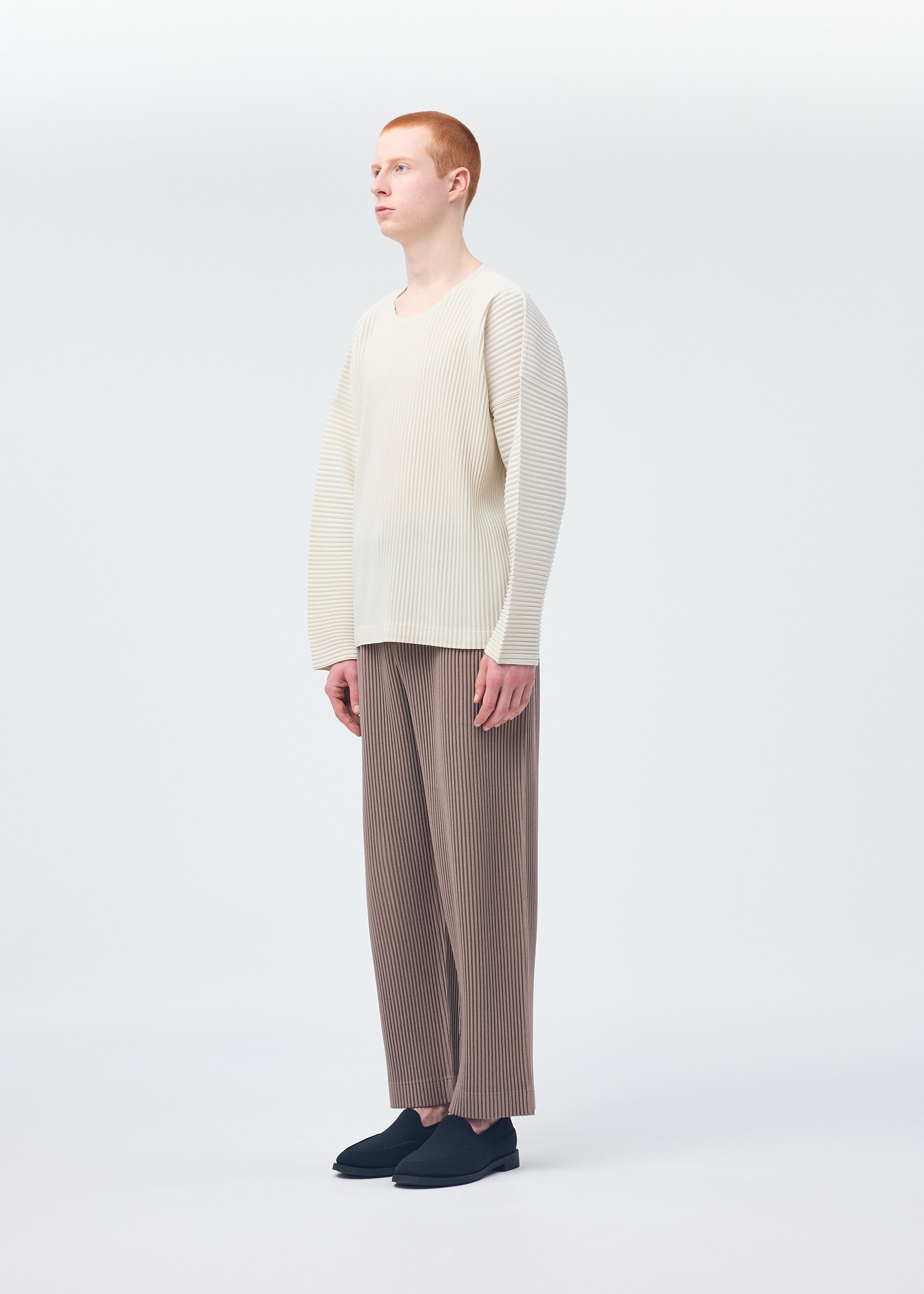 A model wears the HOMME PLISSÉ ISSEY MIYAKE MONTHLY COLORS SEPTEMBER top.