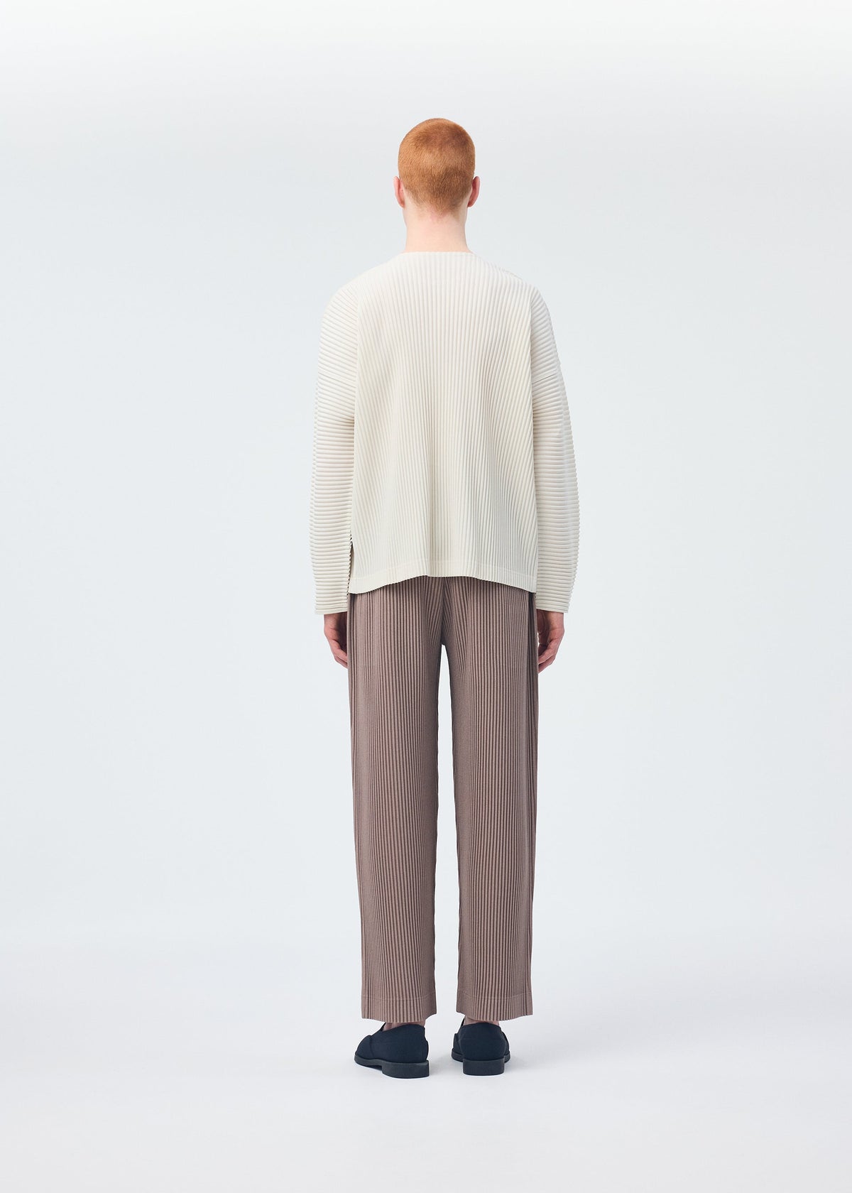 A model wears the HOMME PLISSÉ ISSEY MIYAKE MONTHLY COLORS SEPTEMBER top.