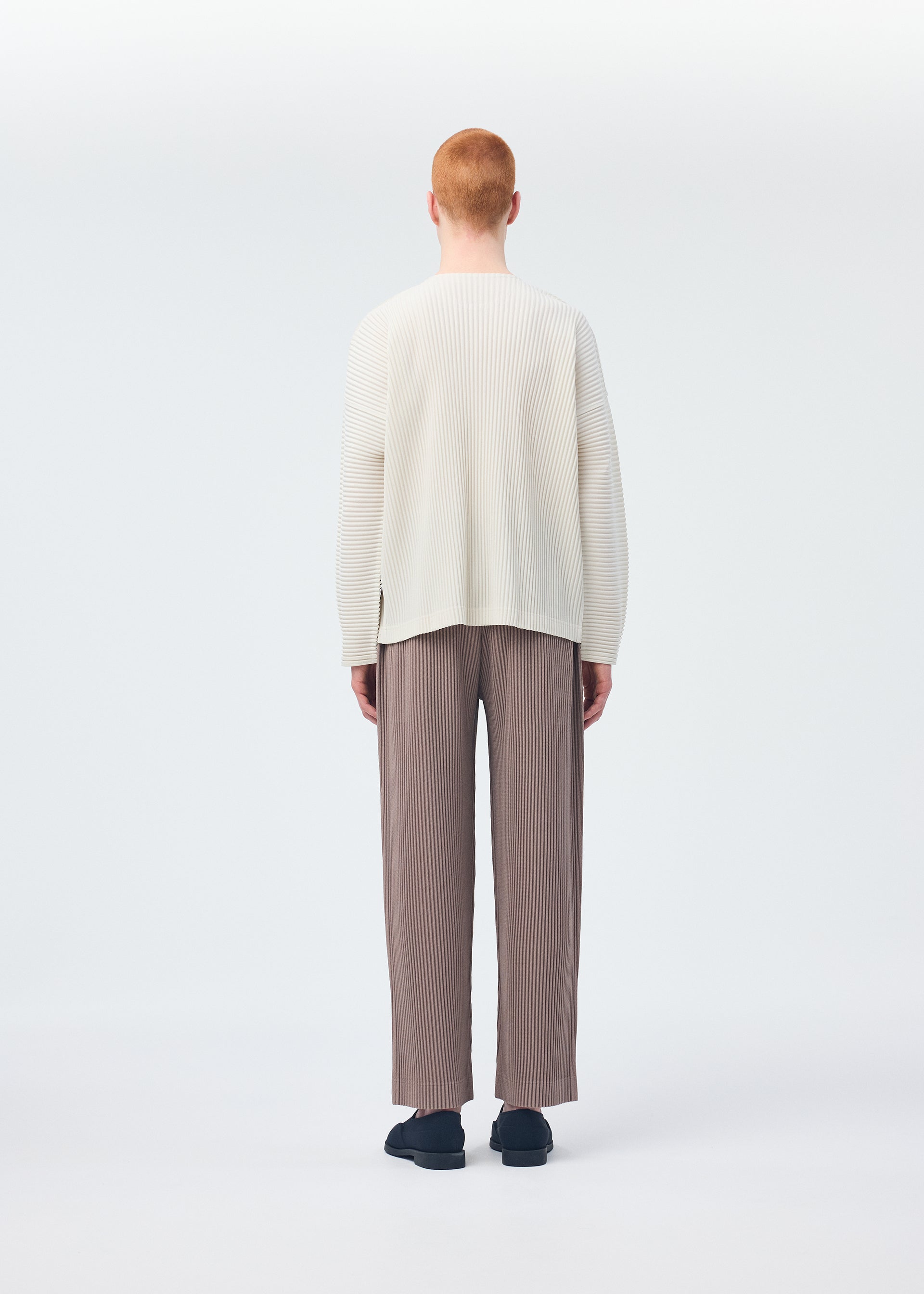 A model wears the HOMME PLISSÉ ISSEY MIYAKE MONTHLY COLORS SEPTEMBER top.