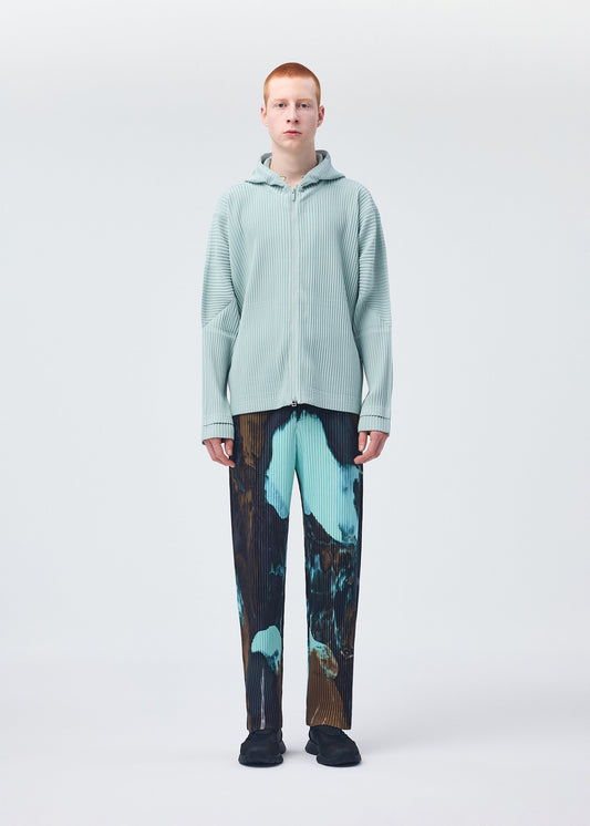 A model wears the HOMME PLISSÉ ISSEY MIYAKE MONTHLY COLORS JULY shirt.