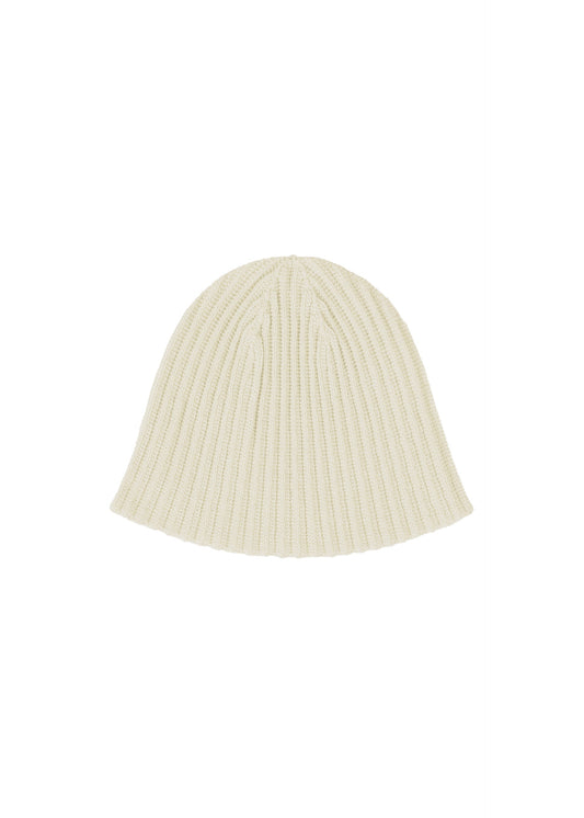 A product shot of the HOMME PLISSÉ ISSEY MIYAKE PENNE hat in beige (40).