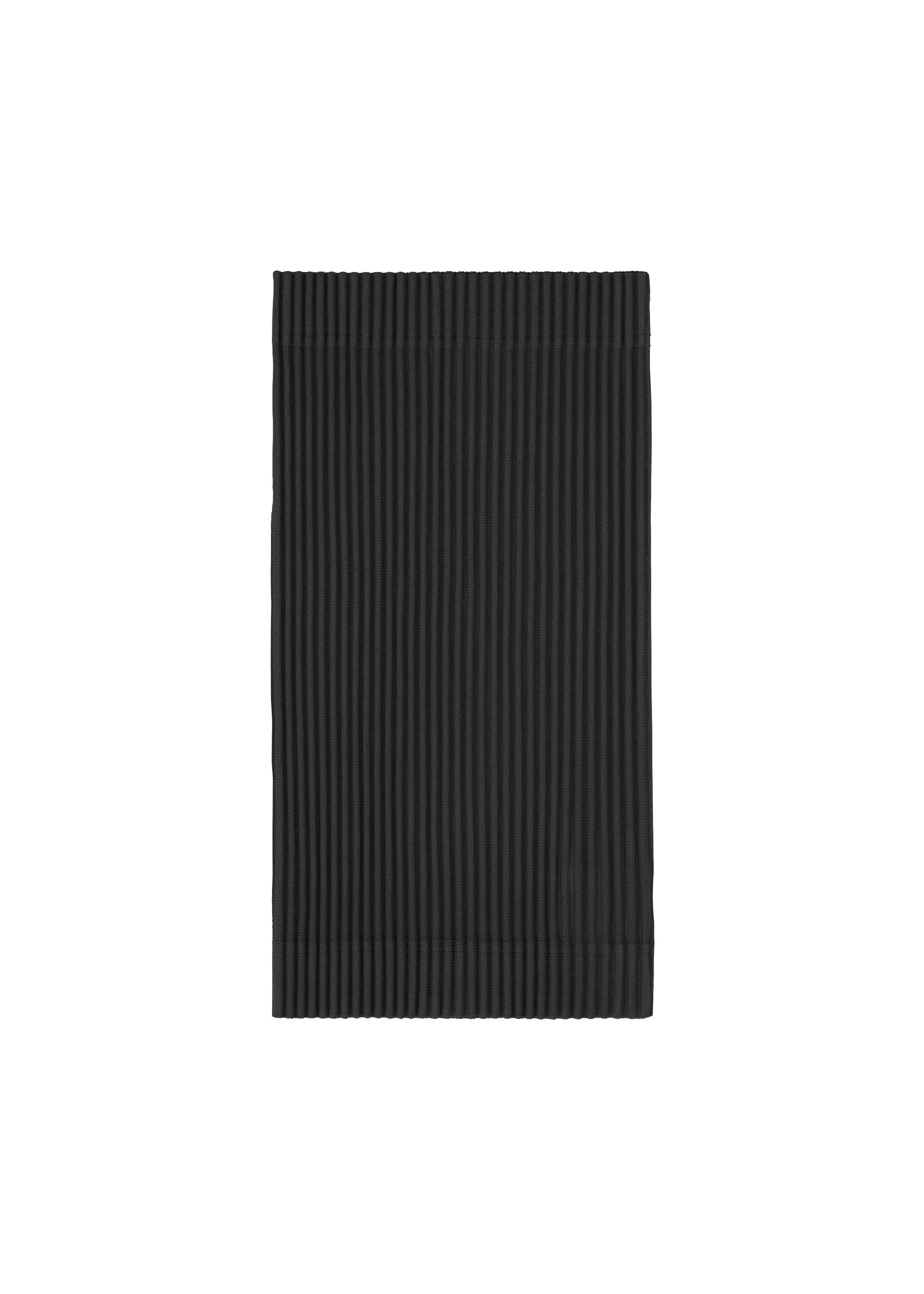 A product shot of the HOMME PLISSÉ ISSEY MIYAKE PLEATS BAND cap in black (15).
