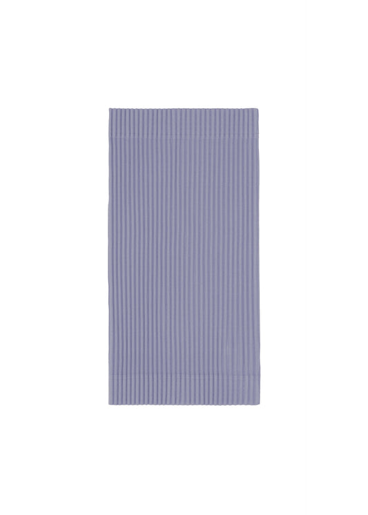 A product shot of the HOMME PLISSÉ ISSEY MIYAKE PLEATS BAND cap in manarola wall violet (80).