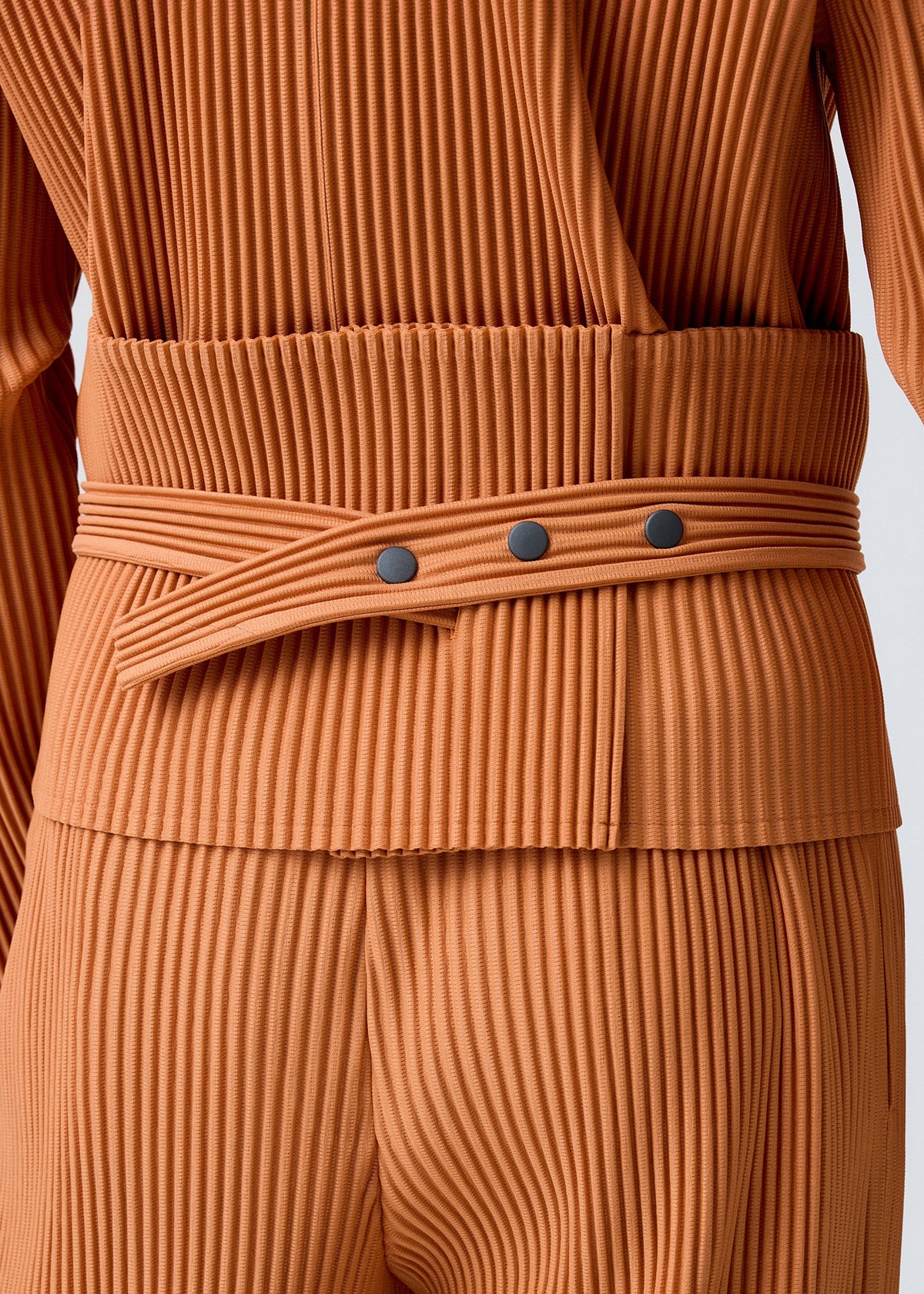 A model wears the HOMME PLISSÉ ISSEY MIYAKE PLEATS BAND cap.