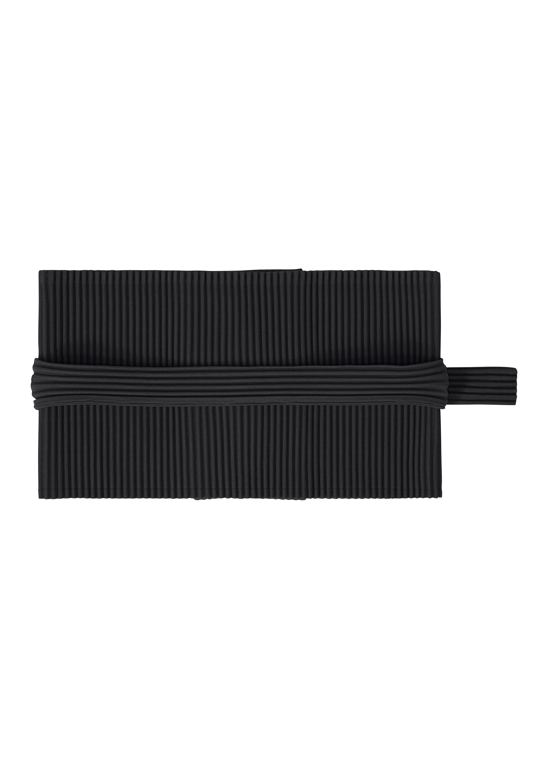 A product shot of the HOMME PLISSÉ ISSEY MIYAKE PLEATS BAND cap in black (15).