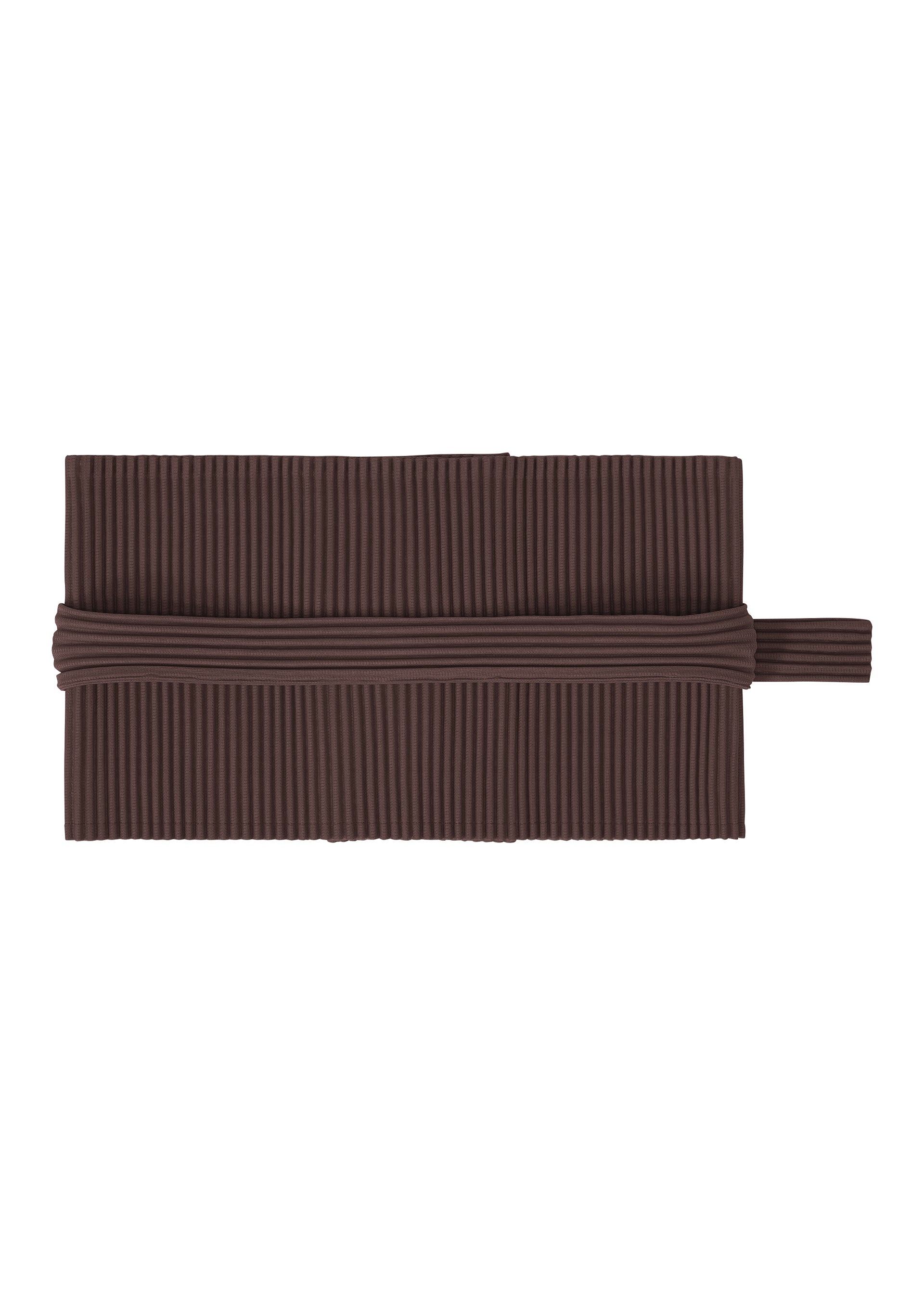 A product shot of the HOMME PLISSÉ ISSEY MIYAKE PLEATS BAND cap in aubergine black (18).