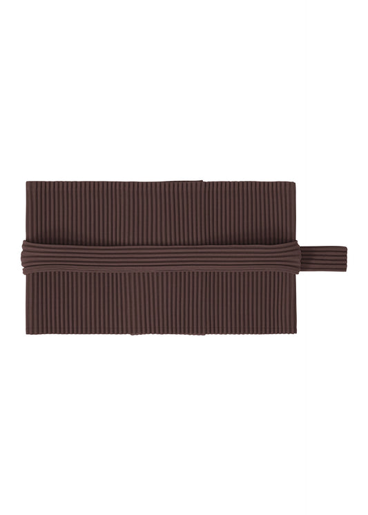 A product shot of the HOMME PLISSÉ ISSEY MIYAKE PLEATS BAND cap in aubergine black (18).