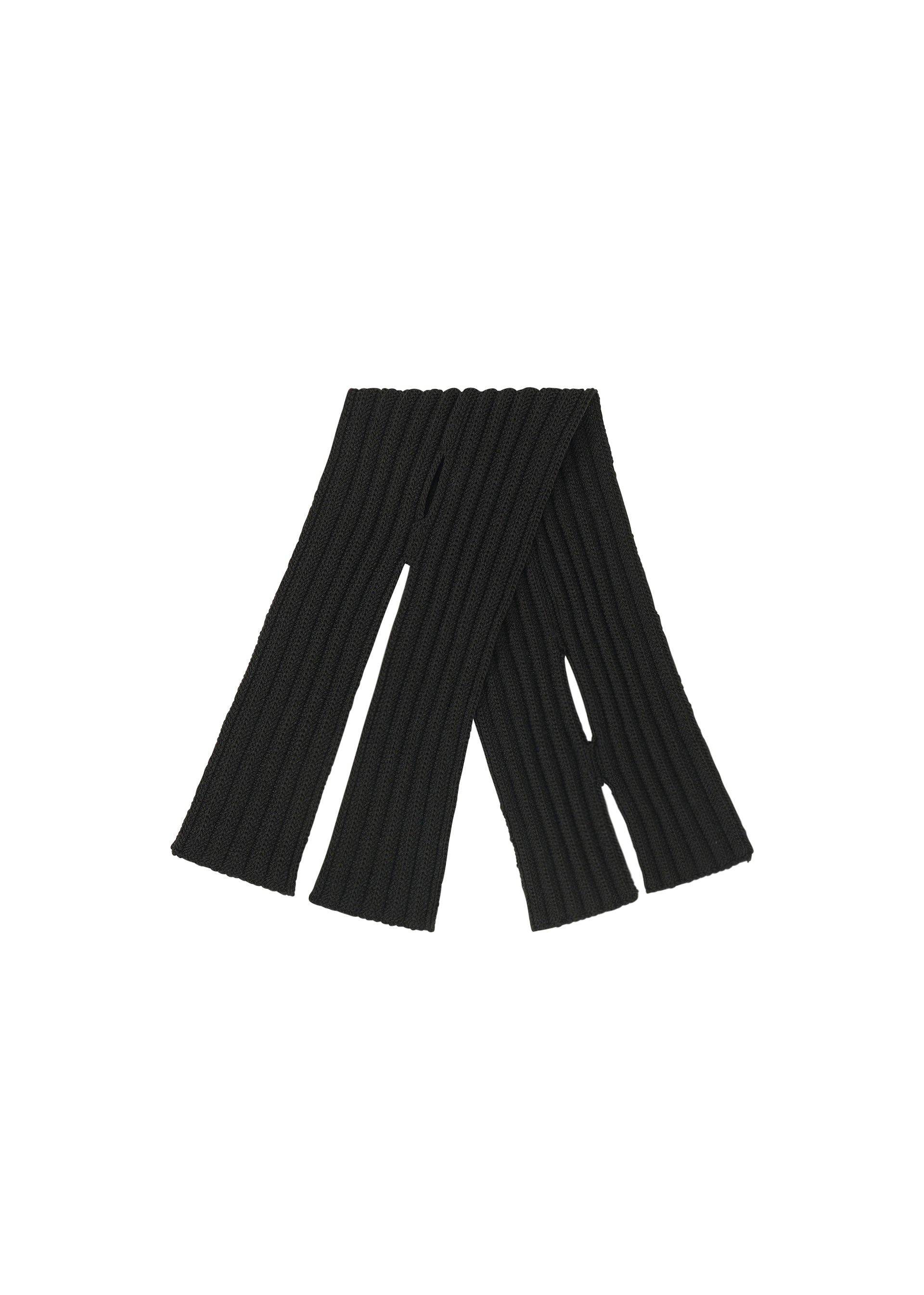 A product shot of the HOMME PLISSÉ ISSEY MIYAKE PENNE tie in black (15).