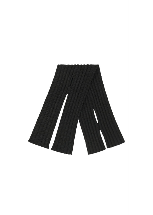 A product shot of the HOMME PLISSÉ ISSEY MIYAKE PENNE tie in black (15).
