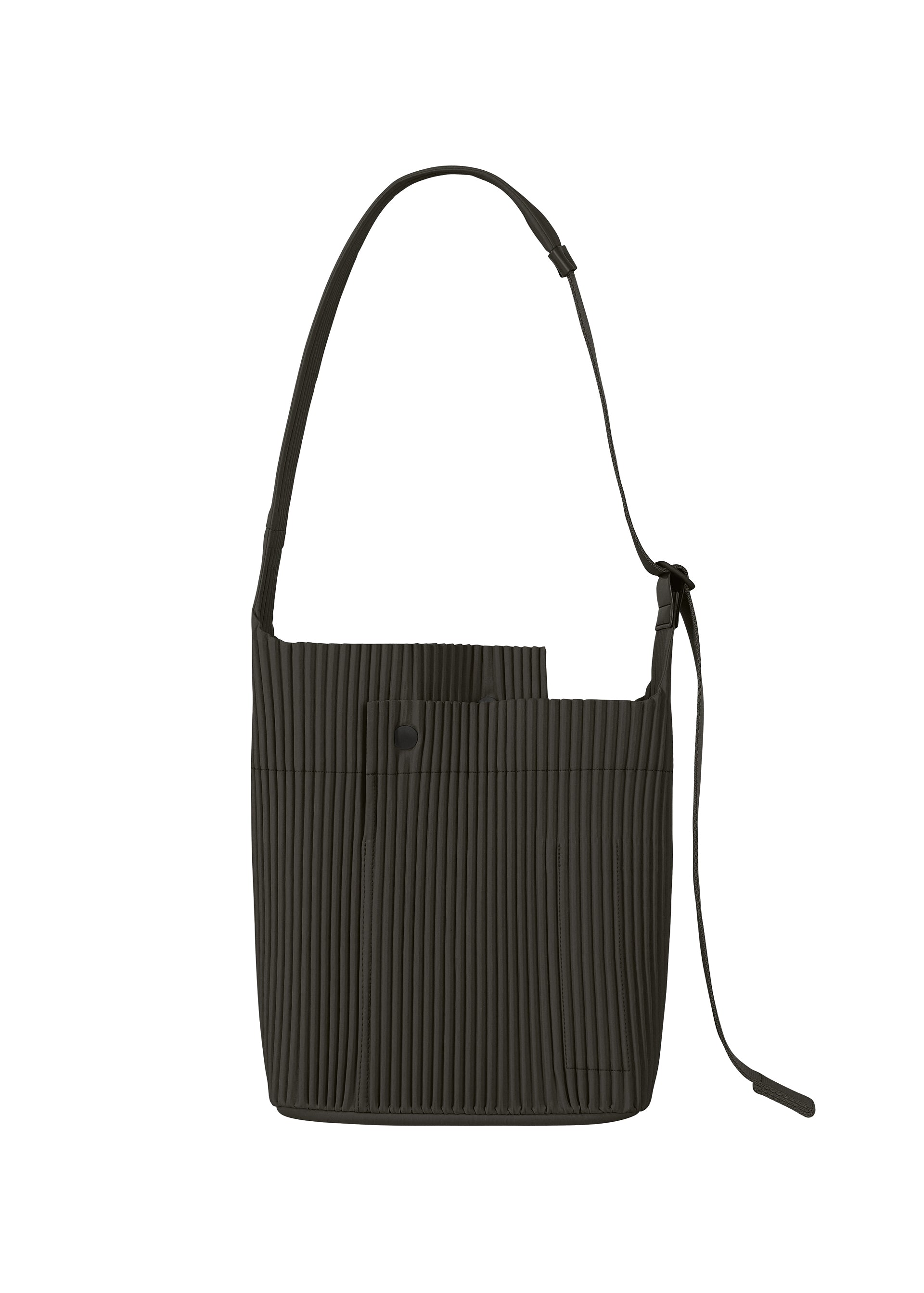 A product shot of the HOMME PLISSÉ ISSEY MIYAKE UTILITY bag in pizza scorch brown (46).