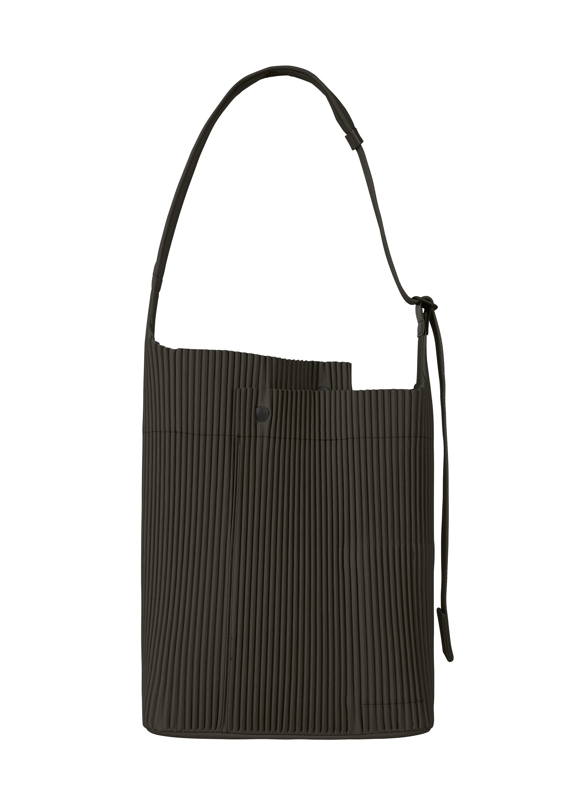 A product shot of the HOMME PLISSÉ ISSEY MIYAKE UTILITY bag in pizza scorch brown (46).