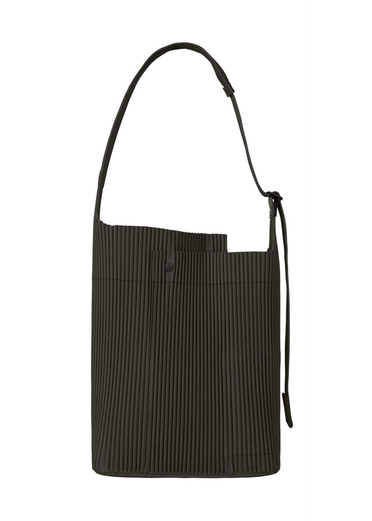 A product shot of the HOMME PLISSÉ ISSEY MIYAKE UTILITY bag in pizza scorch brown (46).