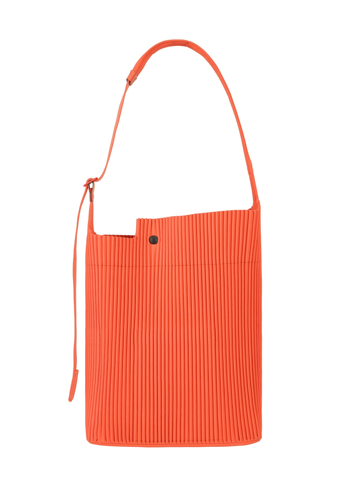A detail shot of the HOMME PLISSÉ ISSEY MIYAKE UTILITY bag.