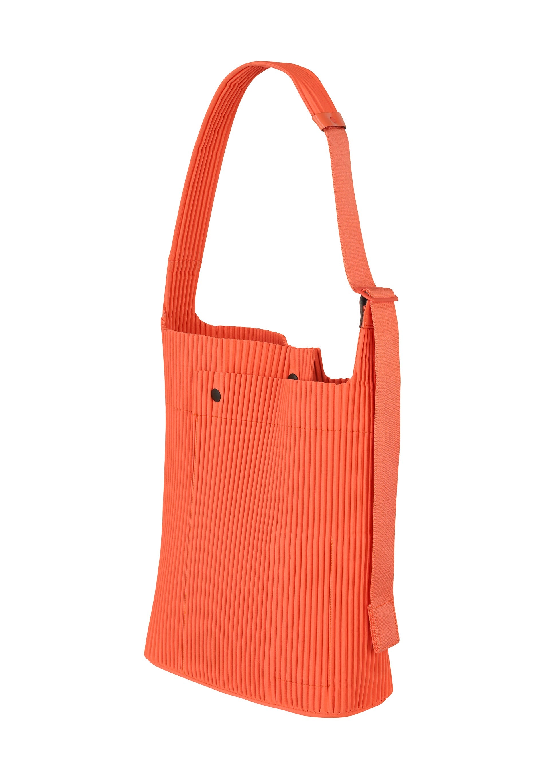 A detail shot of the HOMME PLISSÉ ISSEY MIYAKE UTILITY bag.