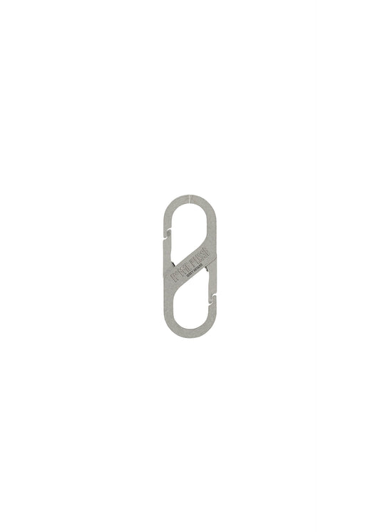 A product shot of the HOMME PLISSÉ ISSEY MIYAKE CARABINER jewellery in silver (91).