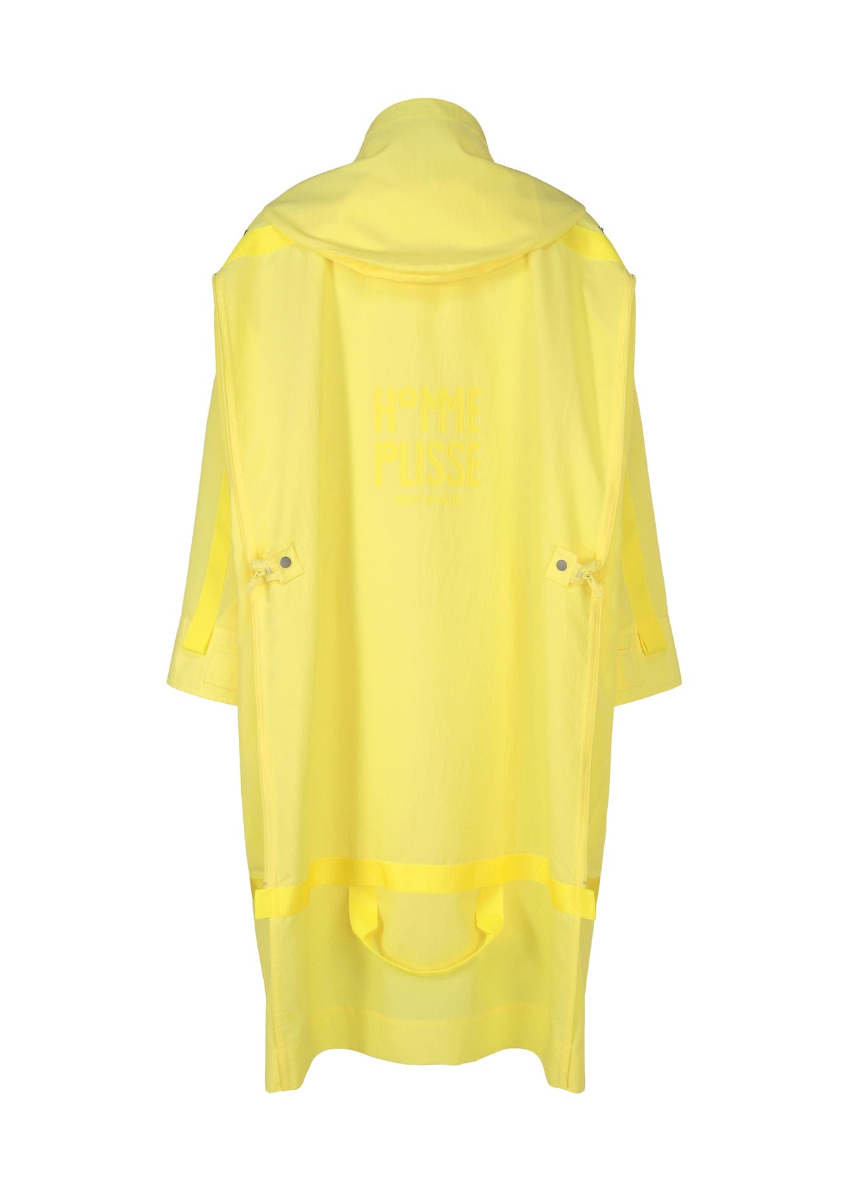 A detail shot of the HOMME PLISSÉ ISSEY MIYAKE CARRIER CARRIED clothing.