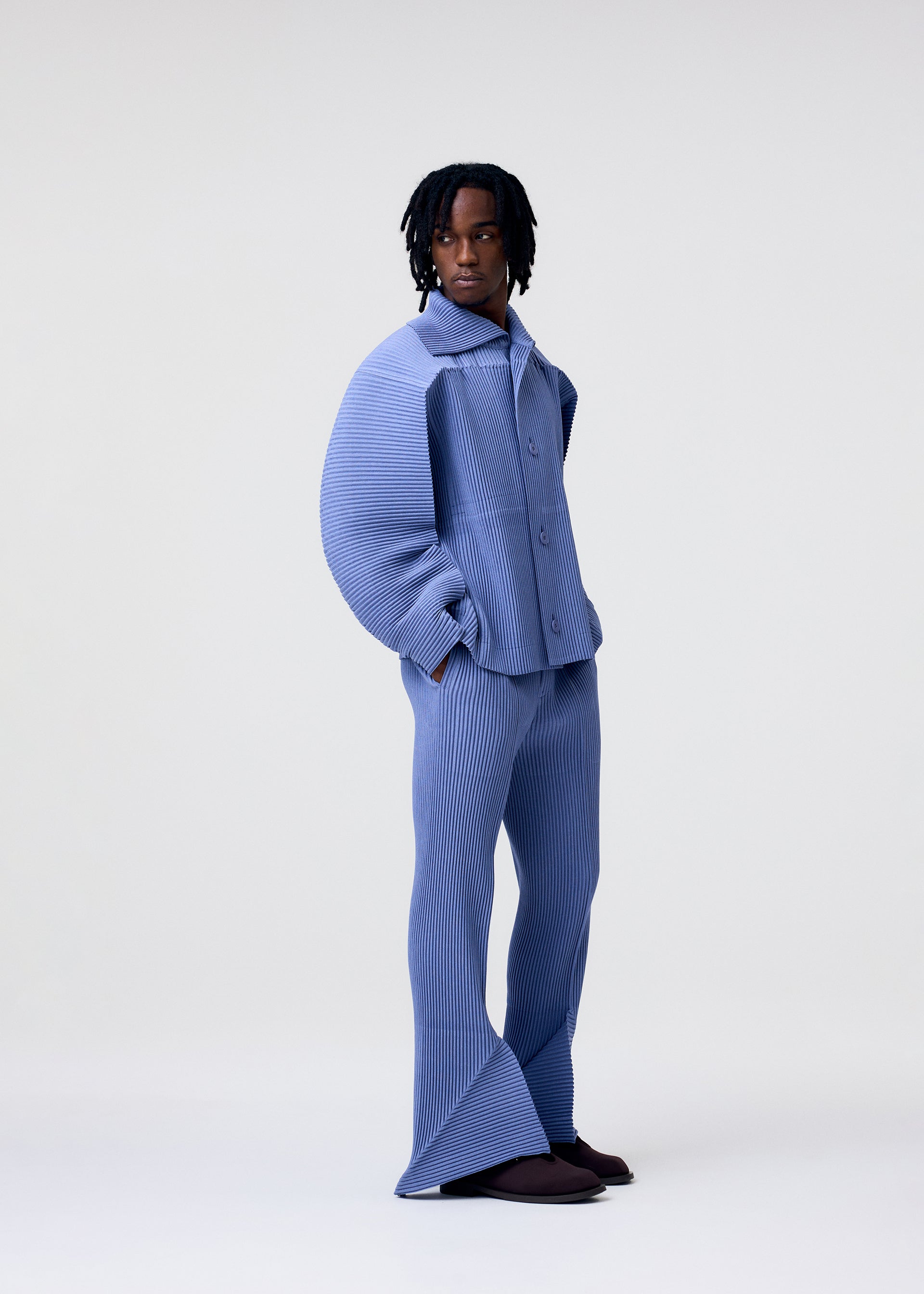 A model wears the HOMME PLISSÉ ISSEY MIYAKE LINEN LIKE jacket.