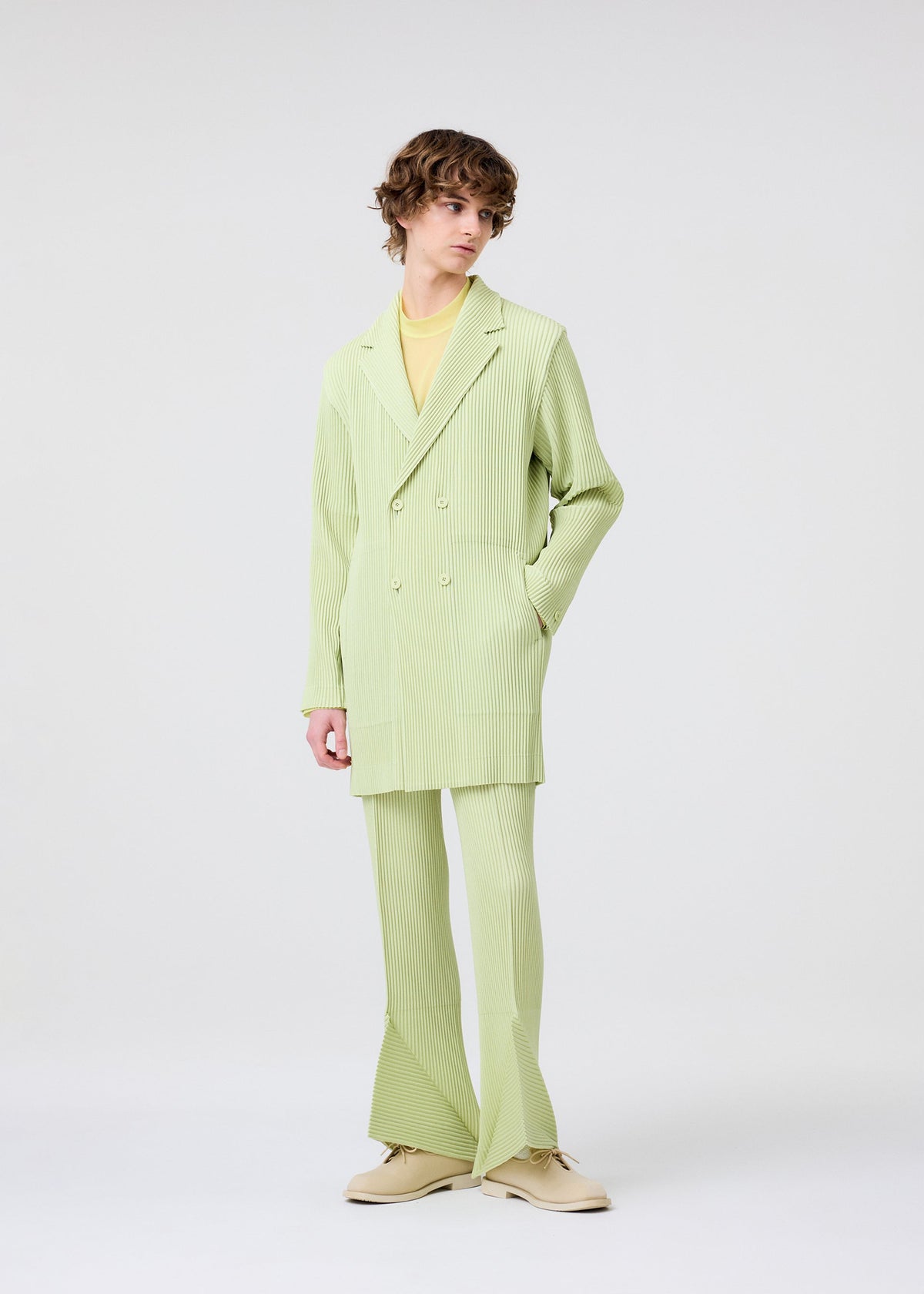 A model wears the HOMME PLISSÉ ISSEY MIYAKE LINEN LIKE jacket.