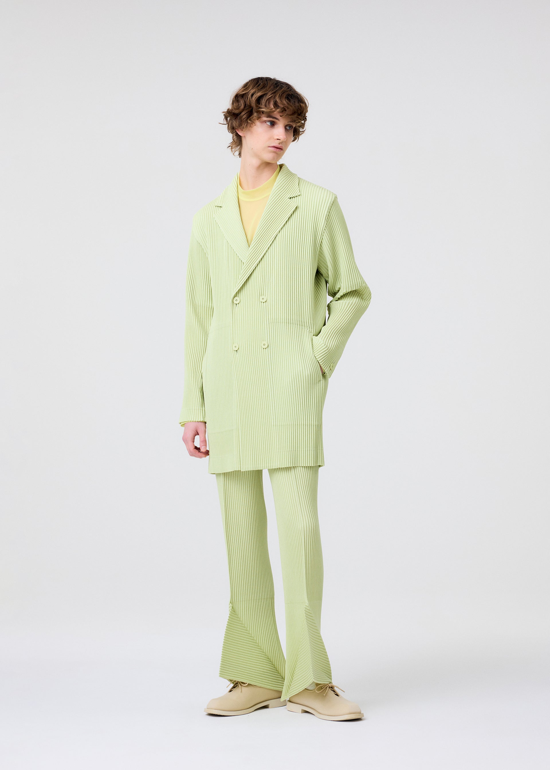 A model wears the HOMME PLISSÉ ISSEY MIYAKE LINEN LIKE jacket.