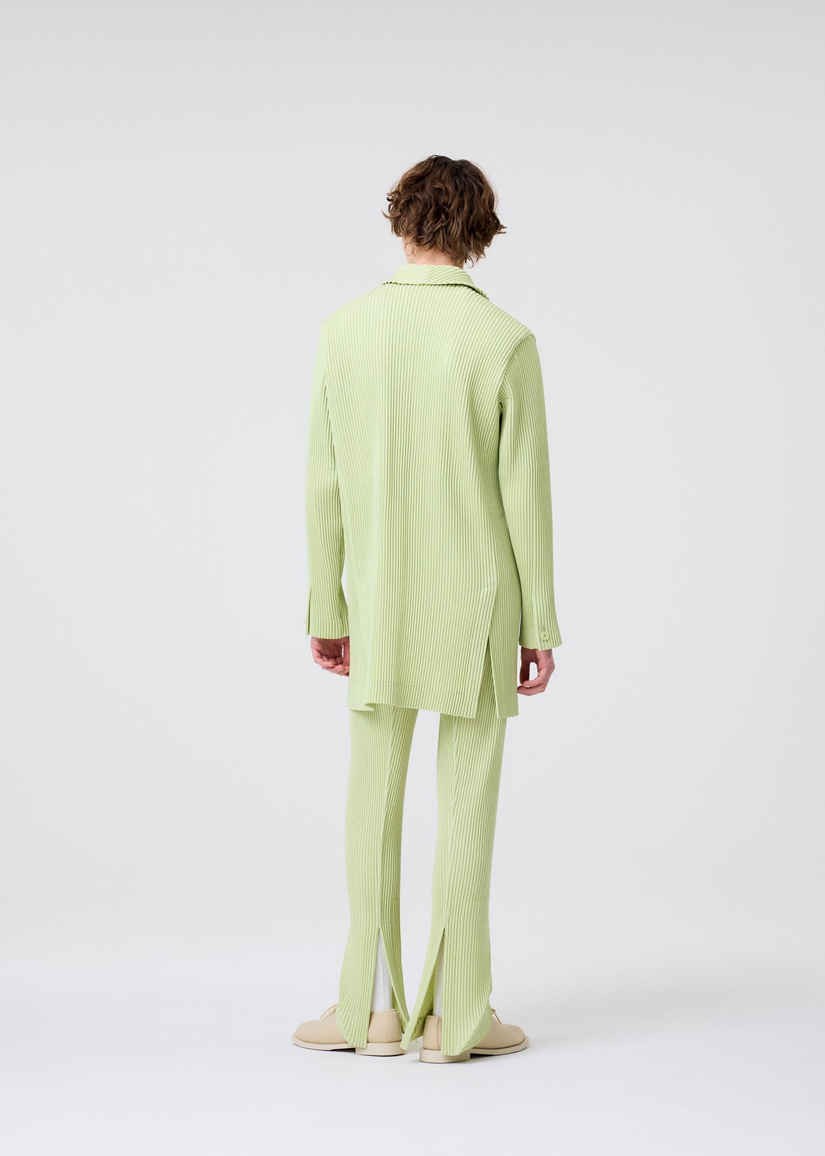 A model wears the HOMME PLISSÉ ISSEY MIYAKE LINEN LIKE jacket.