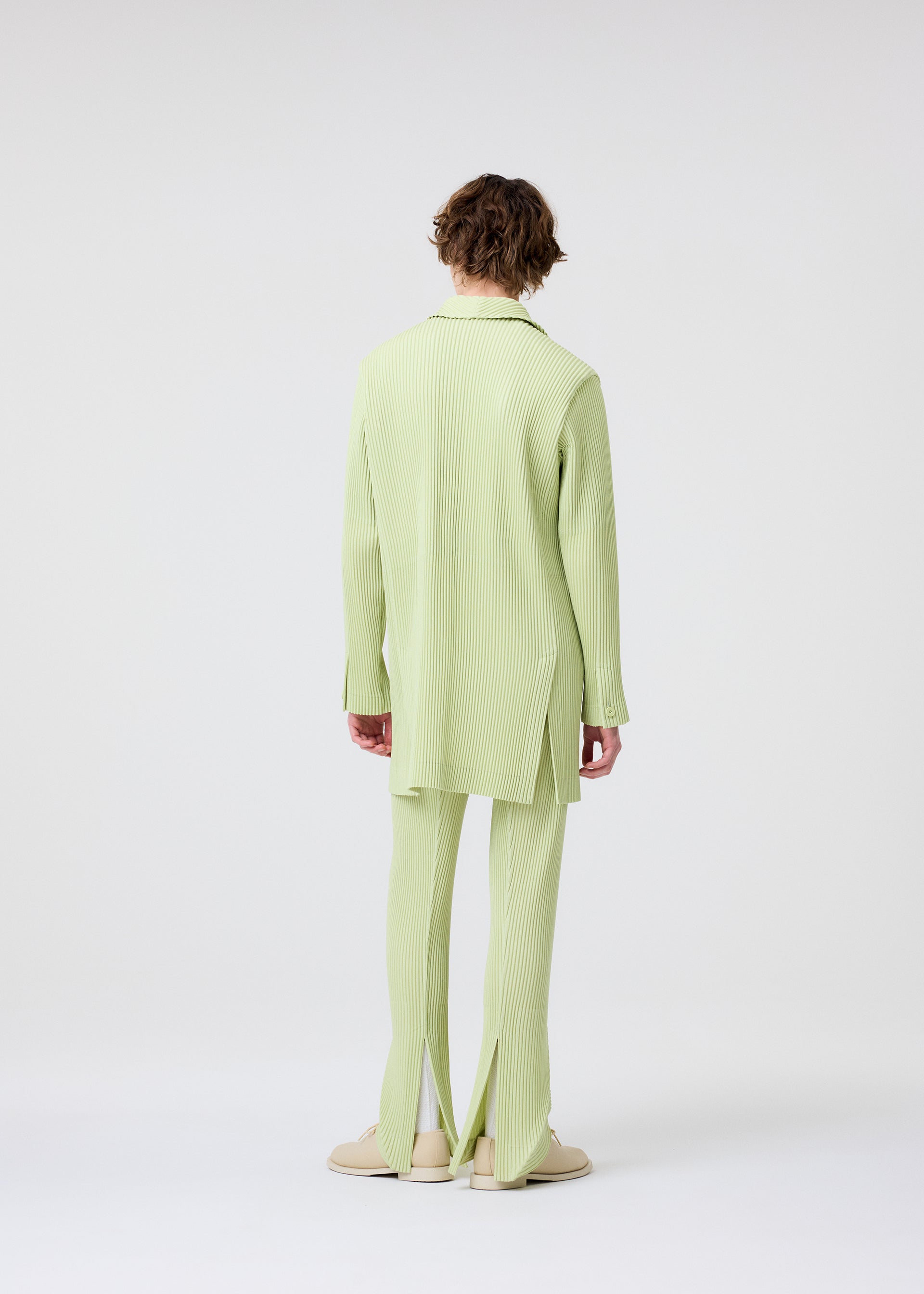 A model wears the HOMME PLISSÉ ISSEY MIYAKE LINEN LIKE jacket.
