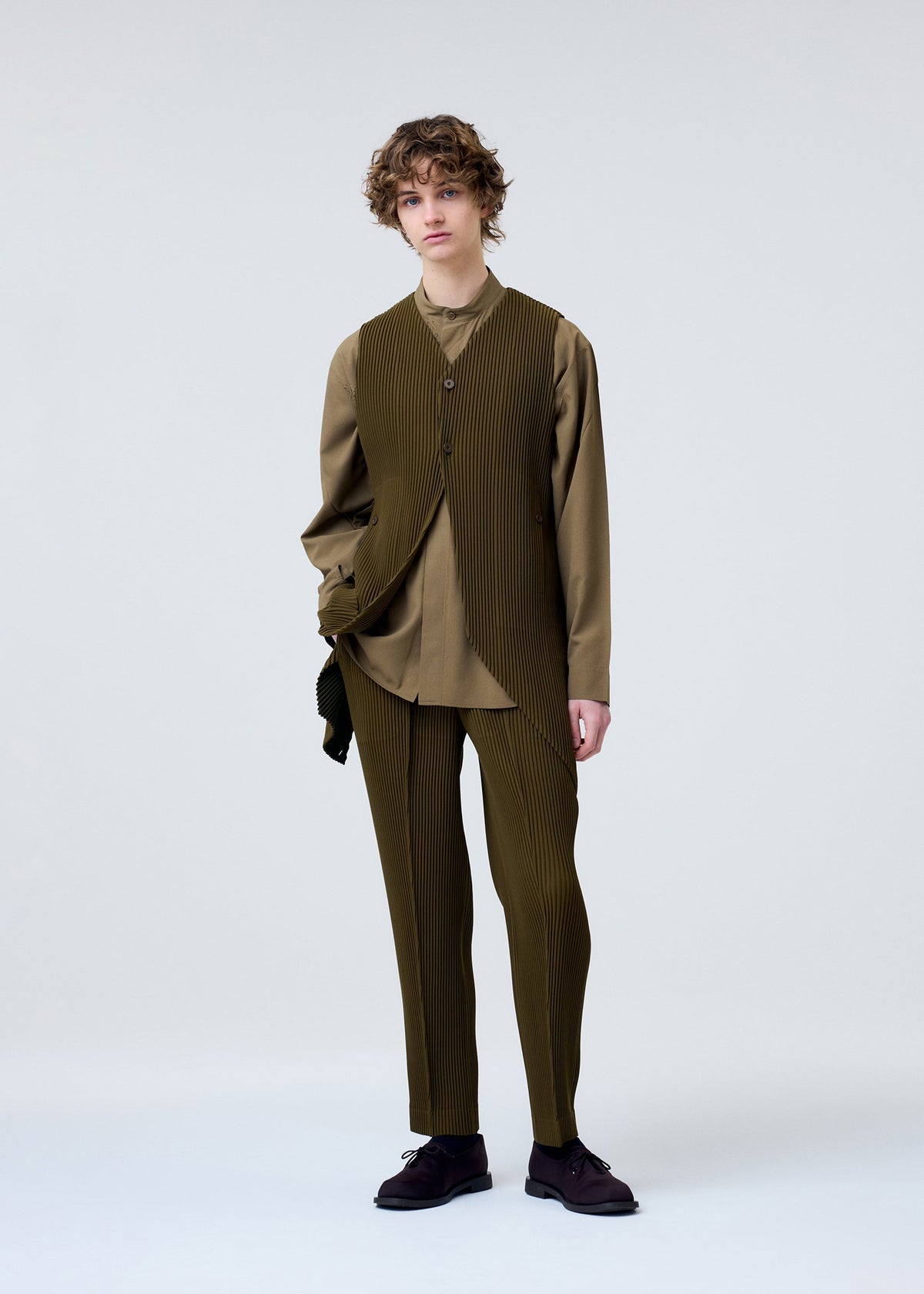 A model wears the HOMME PLISSÉ ISSEY MIYAKE TUXEDO PLEATS vest.