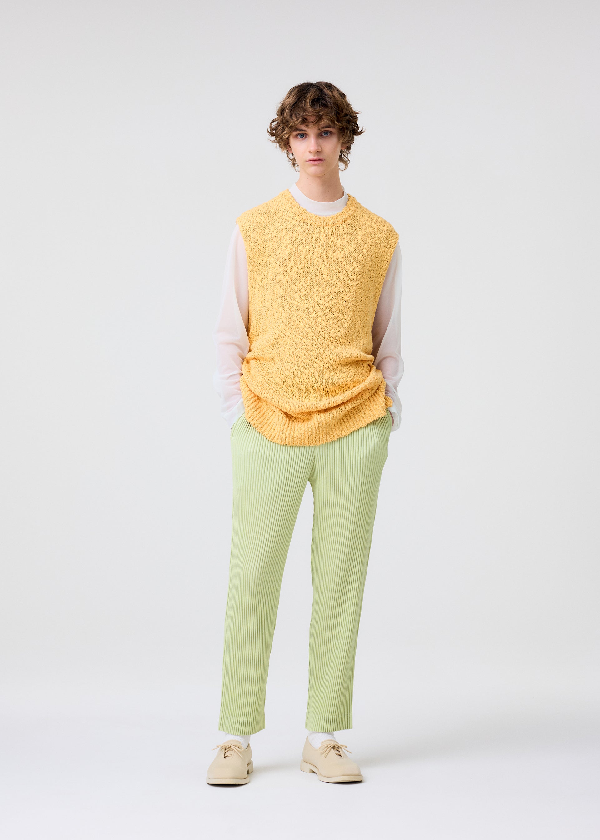 A model wears the HOMME PLISSÉ ISSEY MIYAKE LINEN LIKE trousers.