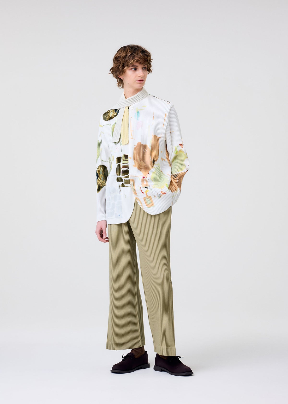 A model wears the HOMME PLISSÉ ISSEY MIYAKE PALETTE jacket.