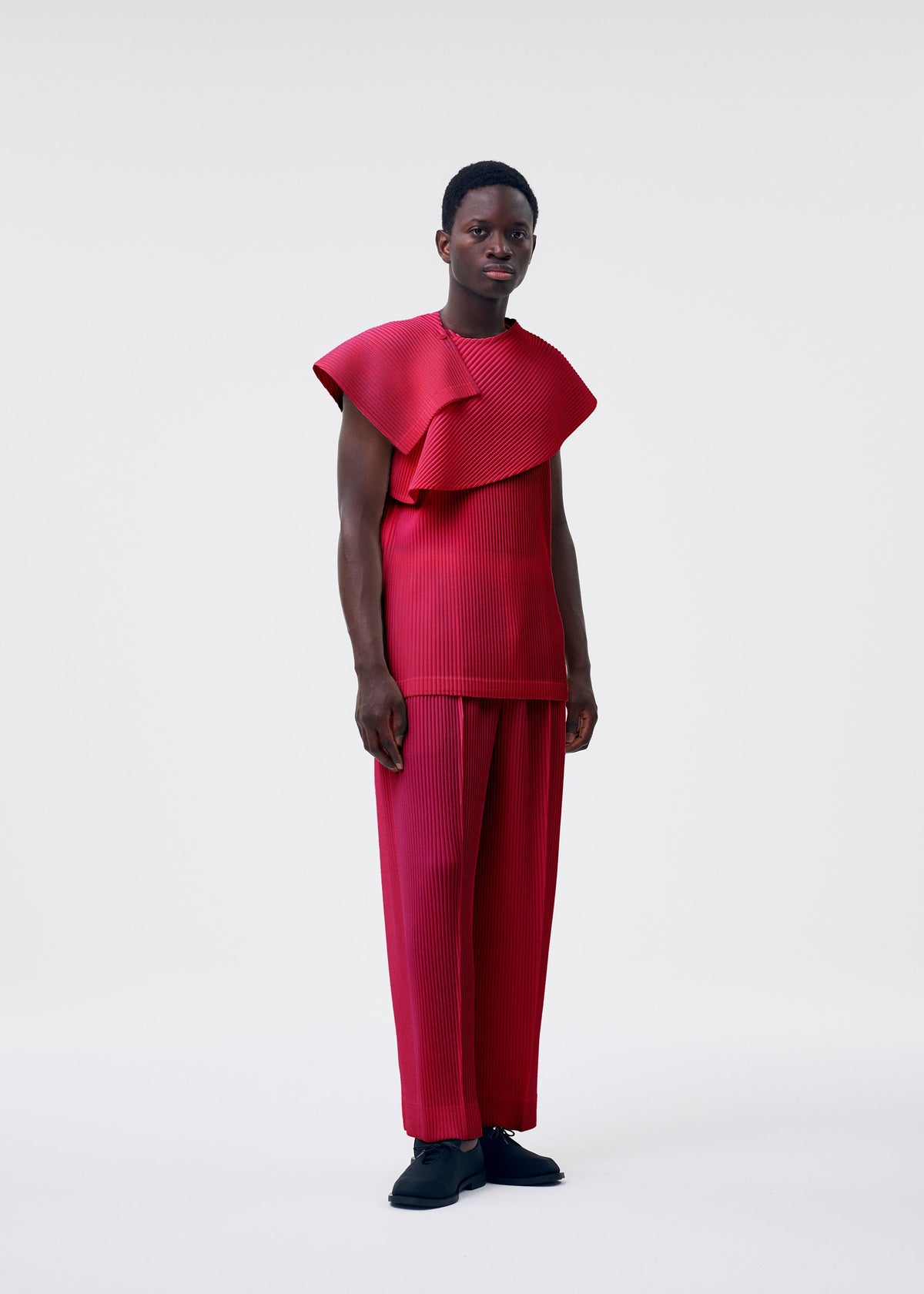 A model wears the HOMME PLISSÉ ISSEY MIYAKE MONTHLY COLORS JANUARY clothing.