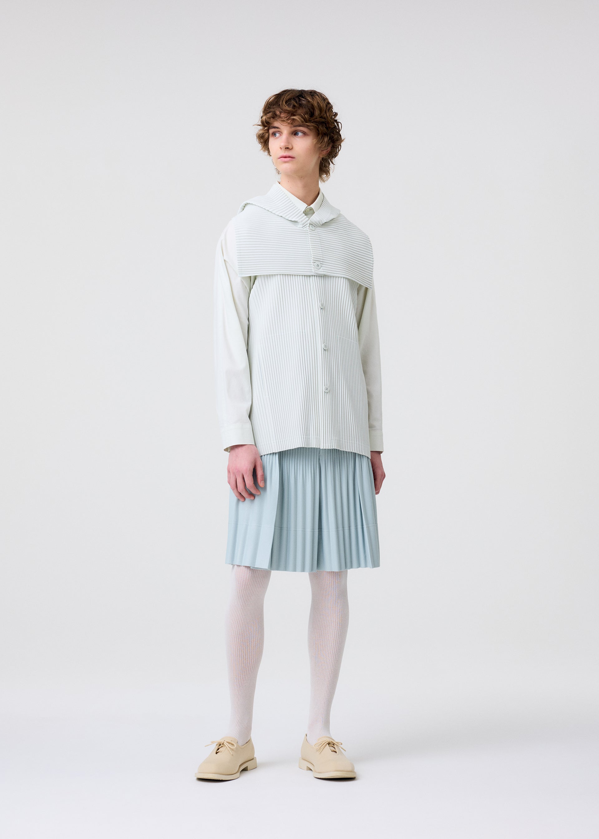 A model wears the HOMME PLISSÉ ISSEY MIYAKE MONTHLY COLORS : JUNE monthly-colors-june-trousers-black-2.