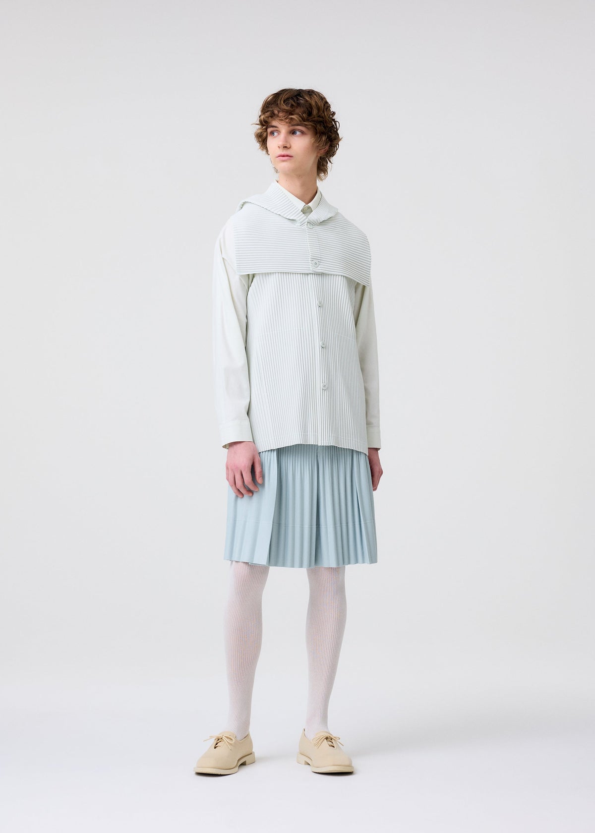 A model wears the HOMME PLISSÉ ISSEY MIYAKE MONTHLY COLORS : JUNE monthly-colors-june-trousers-boboli-moss-ash.