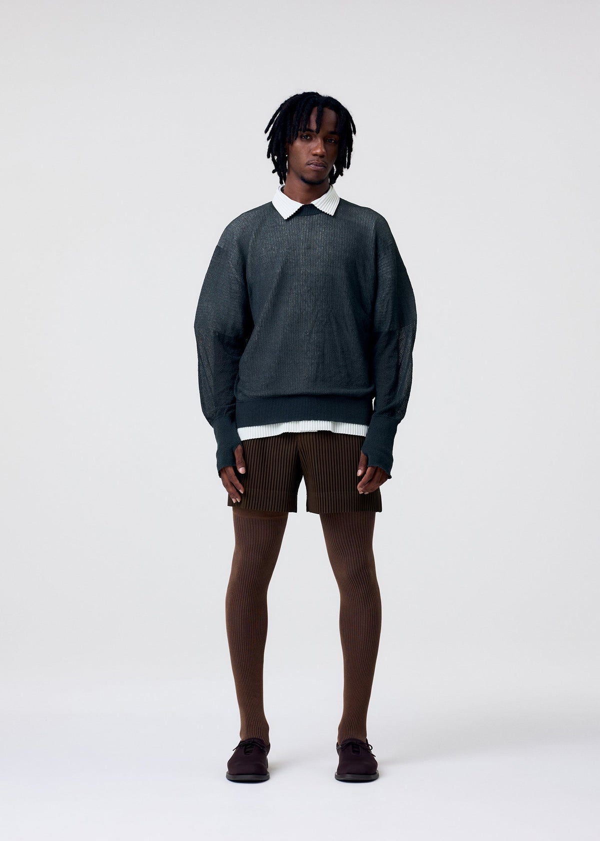 A model wears the HOMME PLISSÉ ISSEY MIYAKE TAILORED PLEATS 3 tailored-pleats-3-trousers-jambon-pink-1.