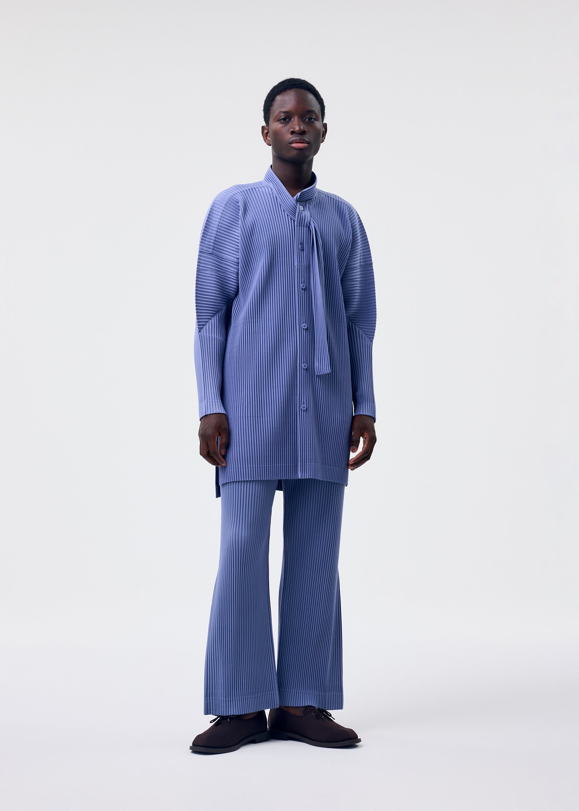 A model wears the HOMME PLISSÉ ISSEY MIYAKE MONTHLY COLORS FEBRUARY shirt.