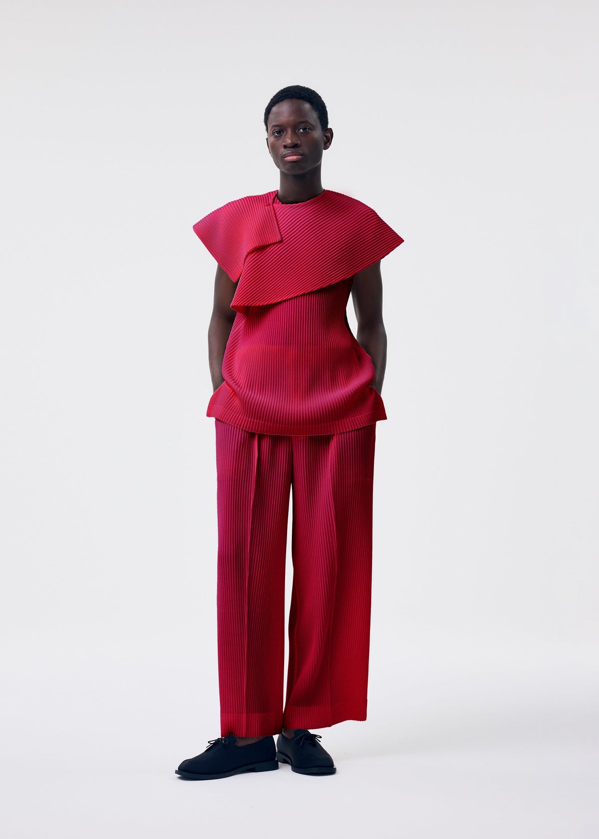 A model wears the HOMME PLISSÉ ISSEY MIYAKE MONTHLY COLORS JANUARY clothing.