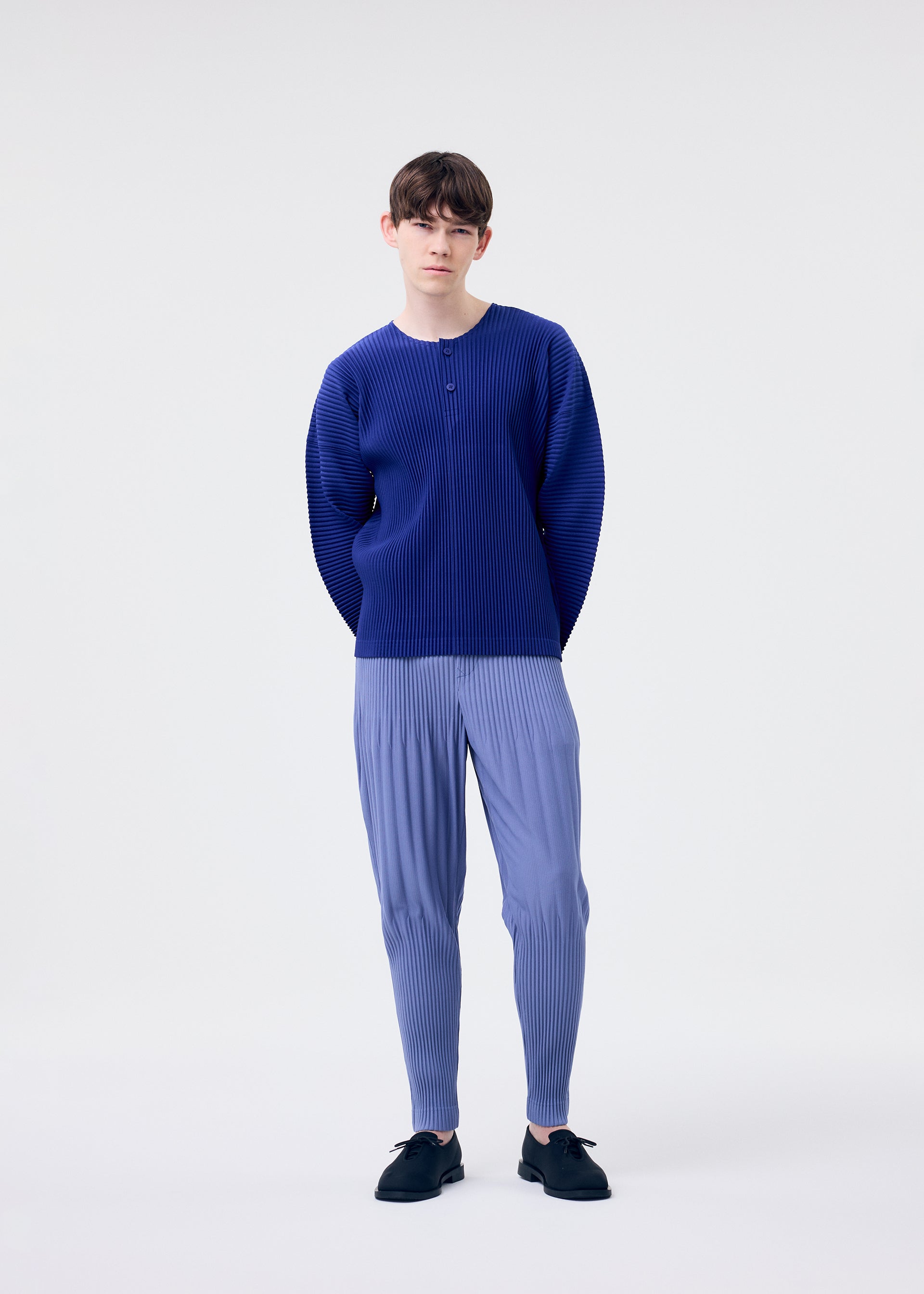 A model wears the HOMME PLISSÉ ISSEY MIYAKE MONTHLY COLORS FEBRUARY top.