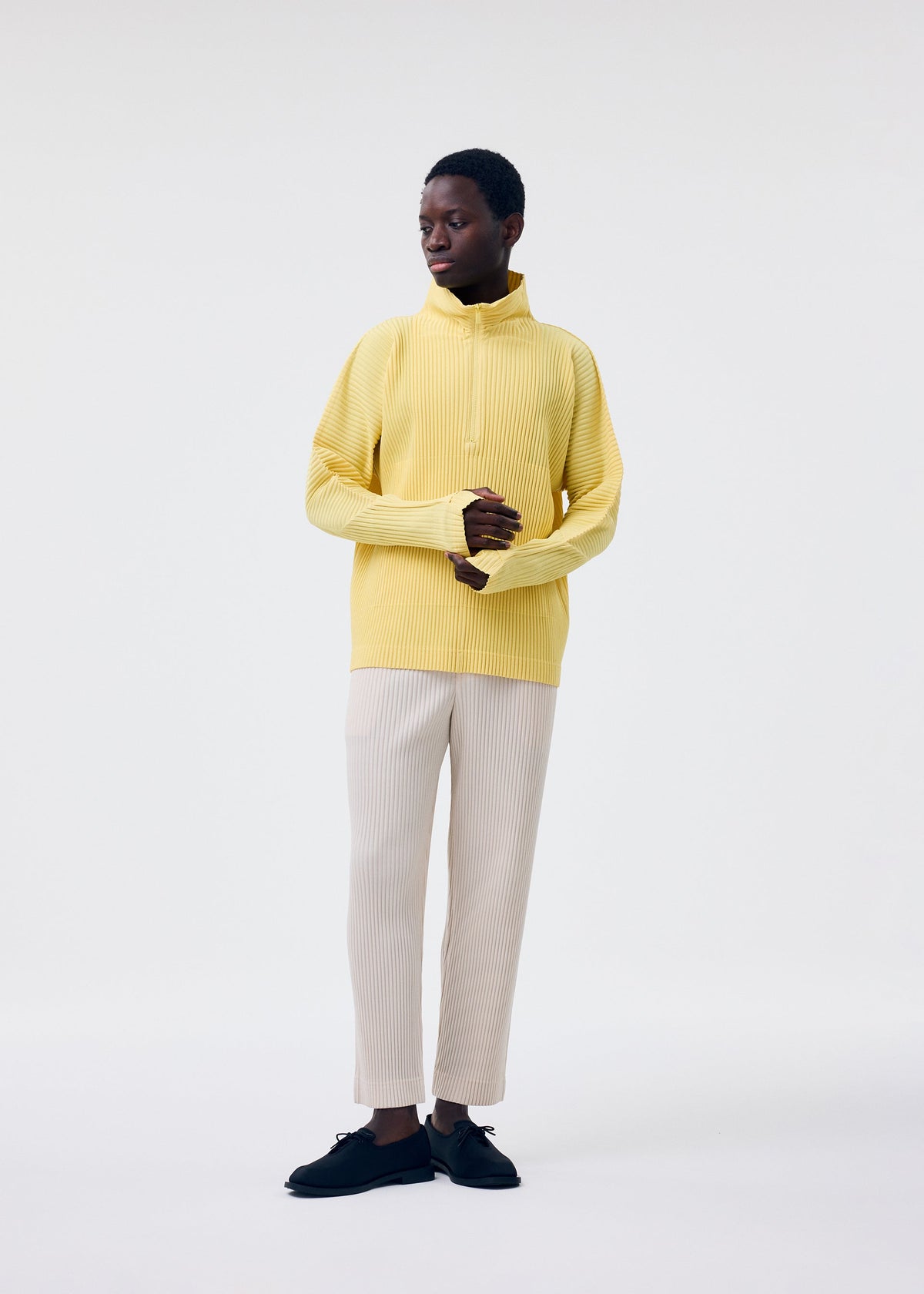 A model wears the HOMME PLISSÉ ISSEY MIYAKE MONTHLY COLORS MARCH top.