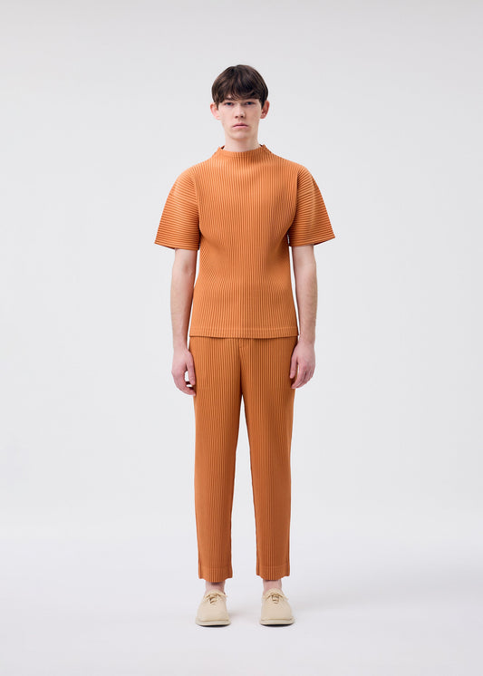 A model wears the HOMME PLISSÉ ISSEY MIYAKE MONTHLY COLORS MARCH top.