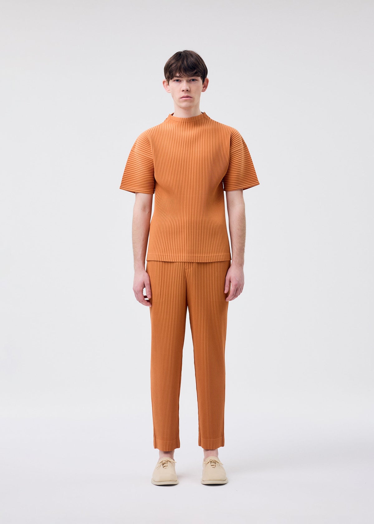 A model wears the HOMME PLISSÉ ISSEY MIYAKE MONTHLY COLORS MARCH top.