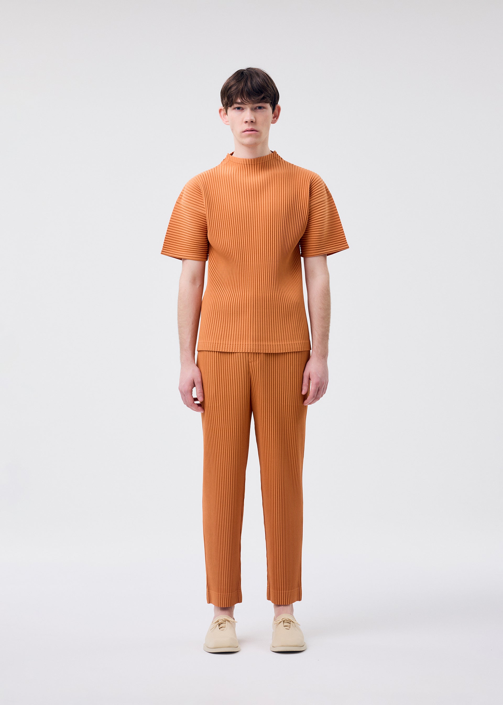 A model wears the HOMME PLISSÉ ISSEY MIYAKE MONTHLY COLORS MARCH top.