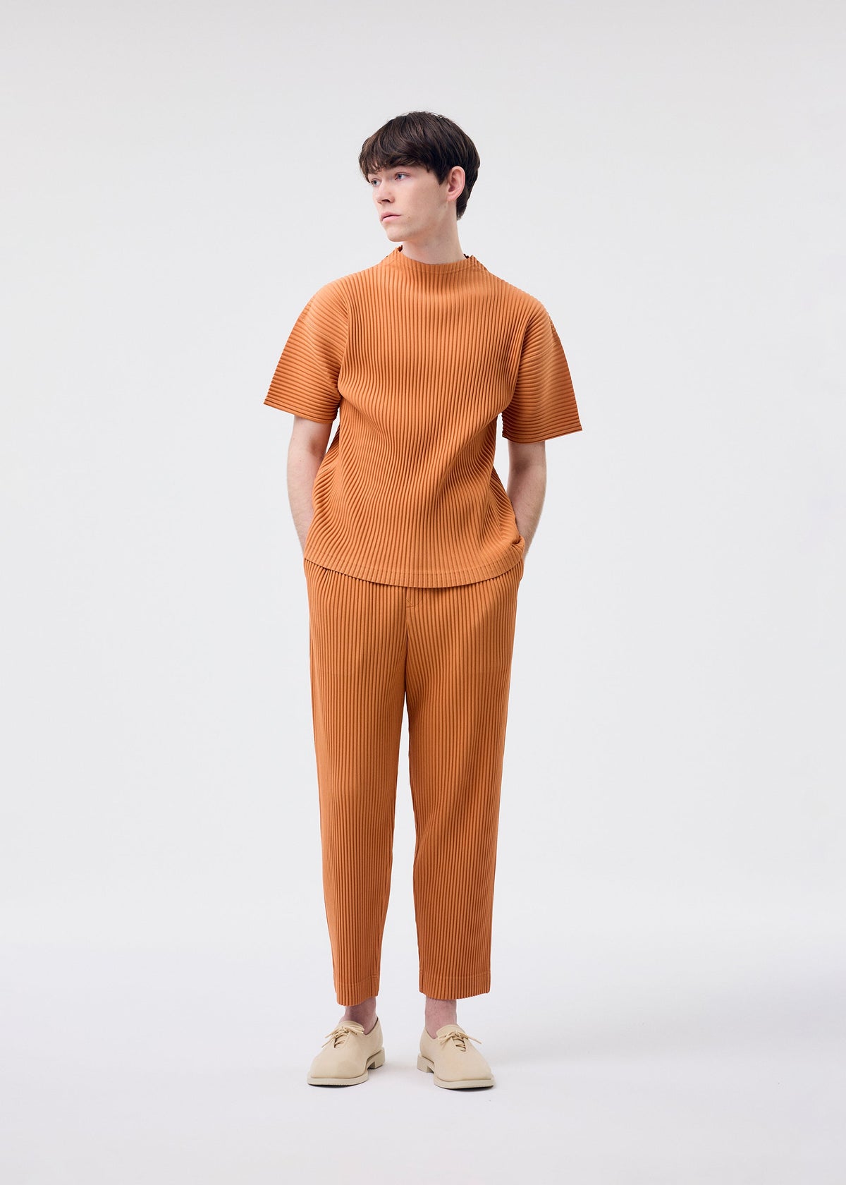 A model wears the HOMME PLISSÉ ISSEY MIYAKE MONTHLY COLORS MARCH top.