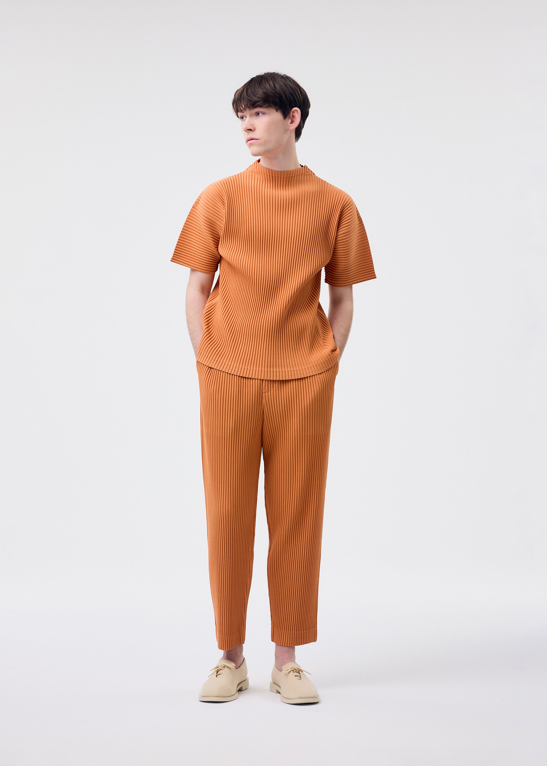 A model wears the HOMME PLISSÉ ISSEY MIYAKE MONTHLY COLORS MARCH top.