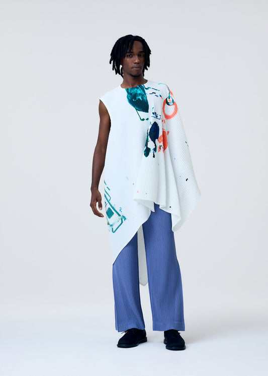 A model wears the HOMME PLISSÉ ISSEY MIYAKE PALETTE top.