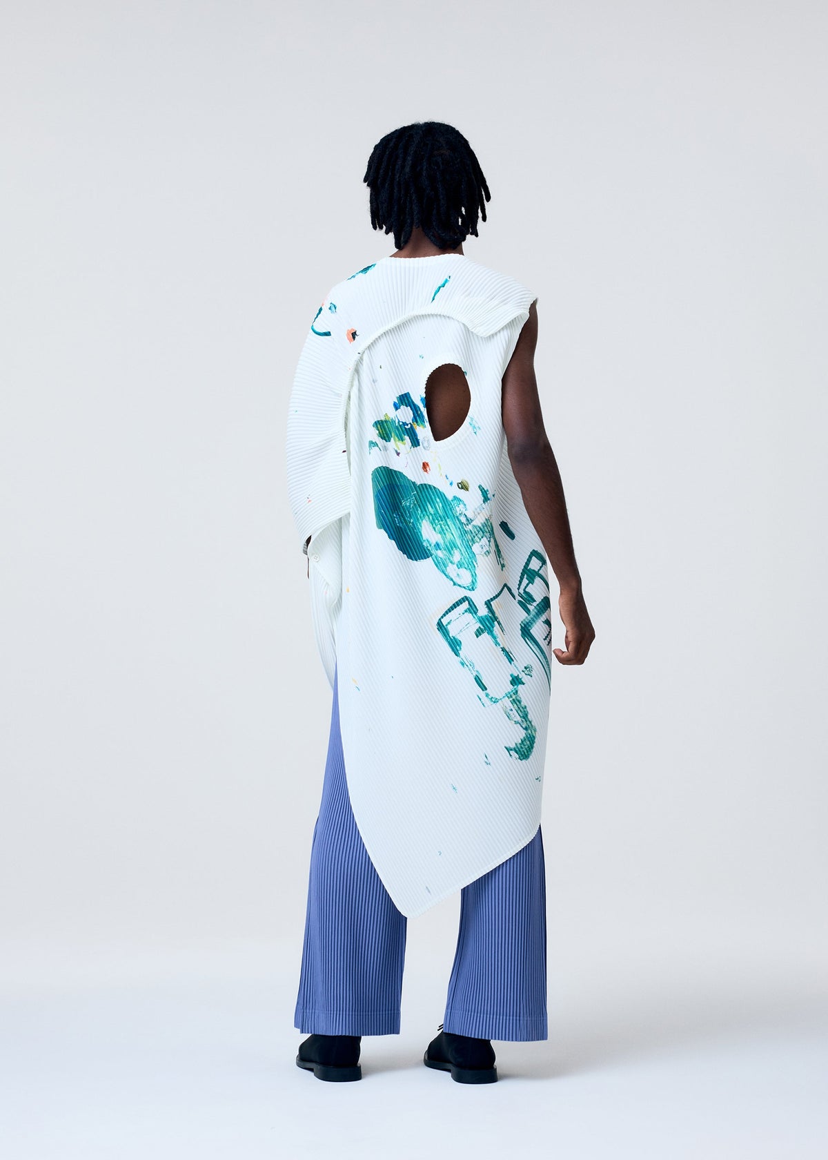 A model wears the HOMME PLISSÉ ISSEY MIYAKE PALETTE top.