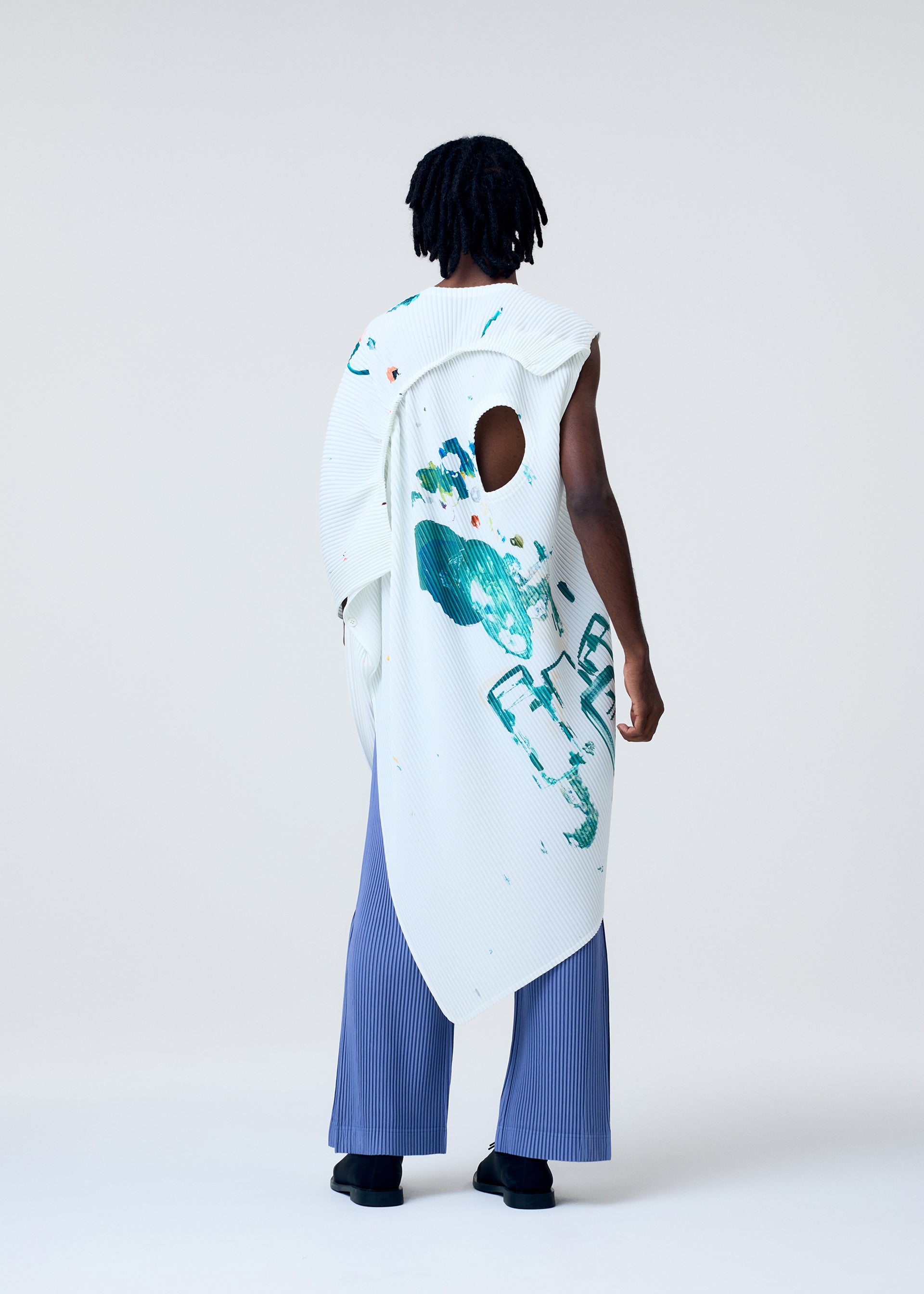 A model wears the HOMME PLISSÉ ISSEY MIYAKE PALETTE top.