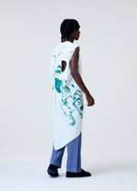 A model wears the HOMME PLISSÉ ISSEY MIYAKE PALETTE top.