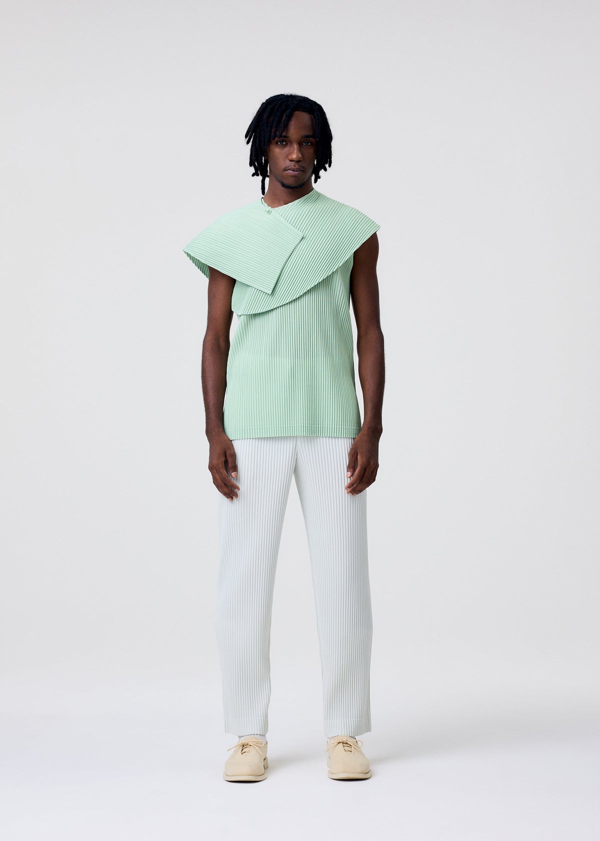 A model wears the HOMME PLISSÉ ISSEY MIYAKE AGAVE MESH agave-mesh-top-green-1.