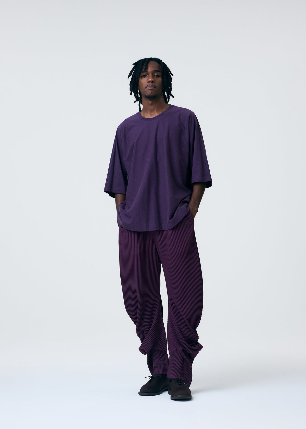 A model wears the HOMME PLISSÉ ISSEY MIYAKE RELEASE T 1 clothing.
