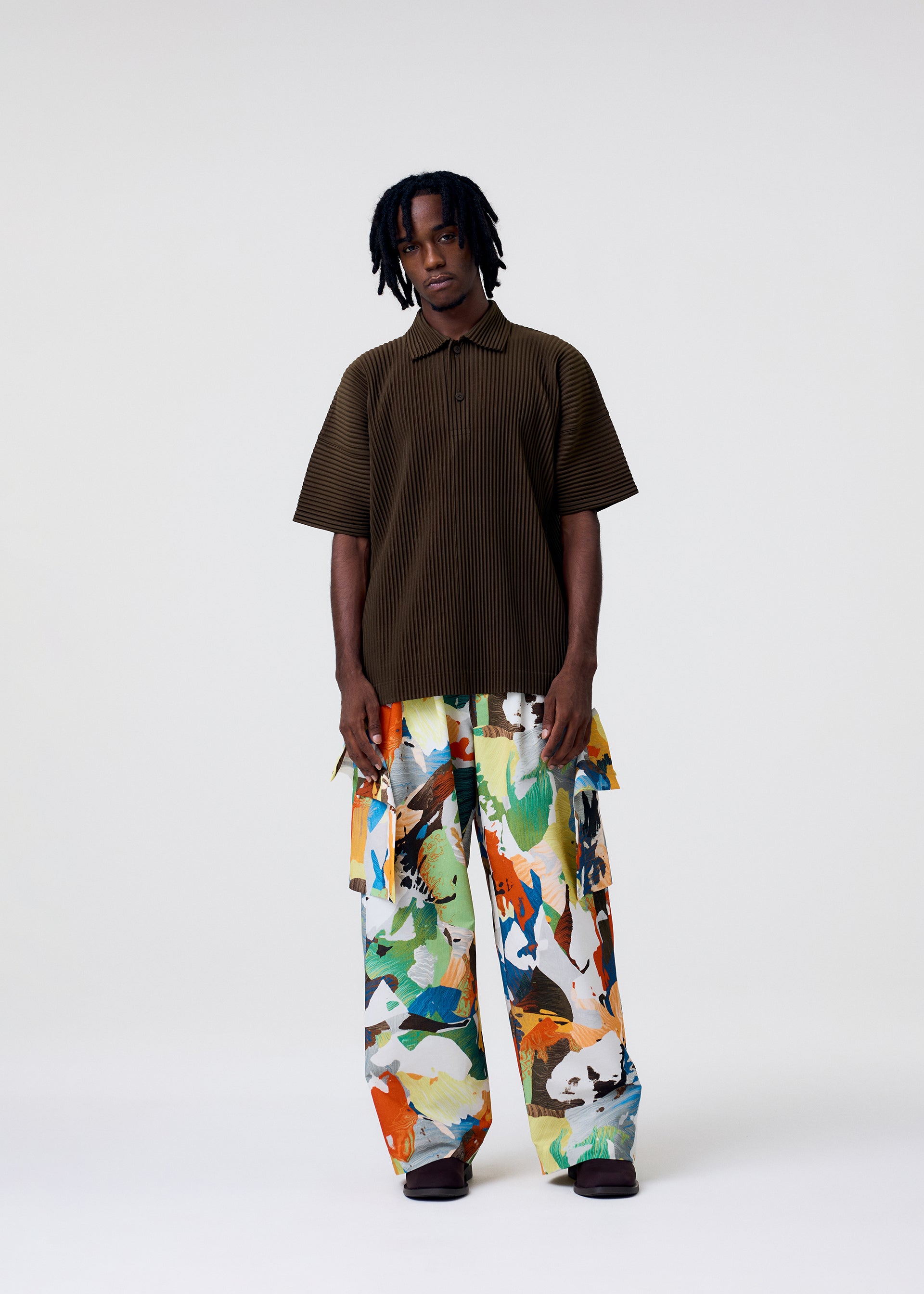 A model wears the HOMME PLISSÉ ISSEY MIYAKE MONTHLY COLORS : JUNE monthly-colors-june-shirt-genova-metal-ochre.